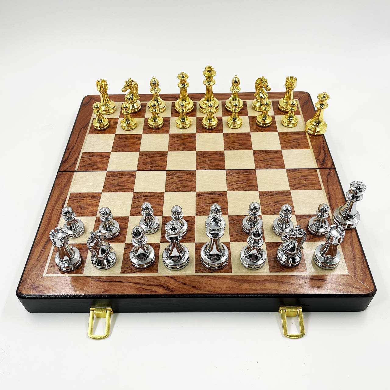 ชุดหมากรุกสากลไฮเอนตัวเหล็กสีทองและเงินขนาดกระดาน39x39 cm.