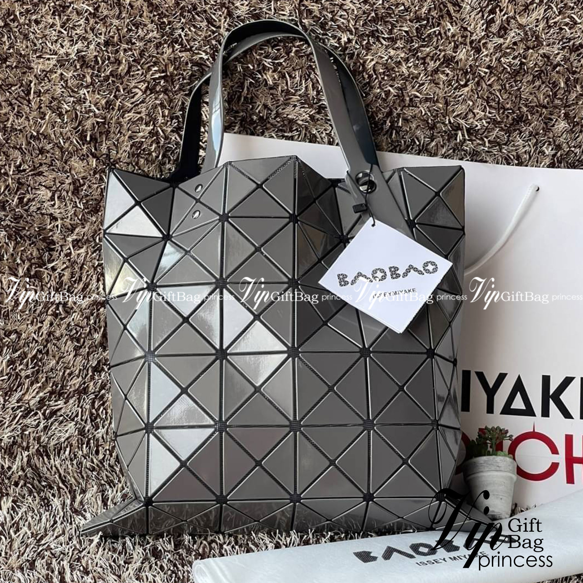 Baobao Issey Miyake 6x6 กระเป๋า Tote รุ่นนี้ถือว่าเป็นกระเป๋า Tote ไซส์กลางที่เหมาะกับการพกพาสิ่งของที่จำเป็นในทุก ๆ วัน มาพร้อมสายที่สามารถปรับได้ทั้งสองสาย และมีช่องใส่ของช่องเล็กด้านใน 1 ช่อง จุของได้เยอะแถมยังทนทาน ใช้เป็น Everyday Bag ได้เลยคะ พกพาสะ