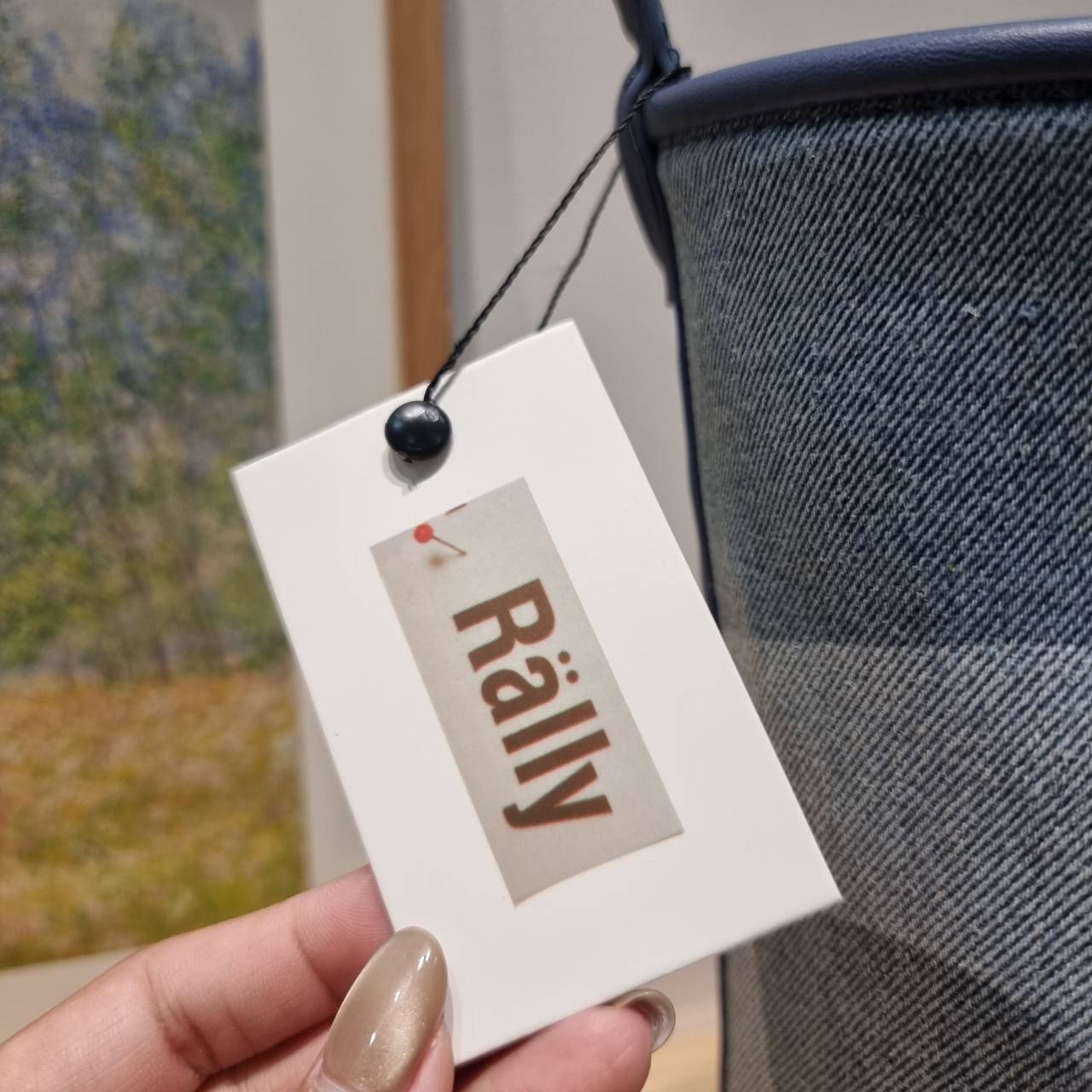 Rally movement the bag denim เป็นไอเท็มที่ฮอตสุดๆแห่งปีจริงๆ กับกระเป๋าทรงบัคเก็ต ที่ดีไซน์ออกมาคลาสสิคและใช้งานง่ายจริงๆ