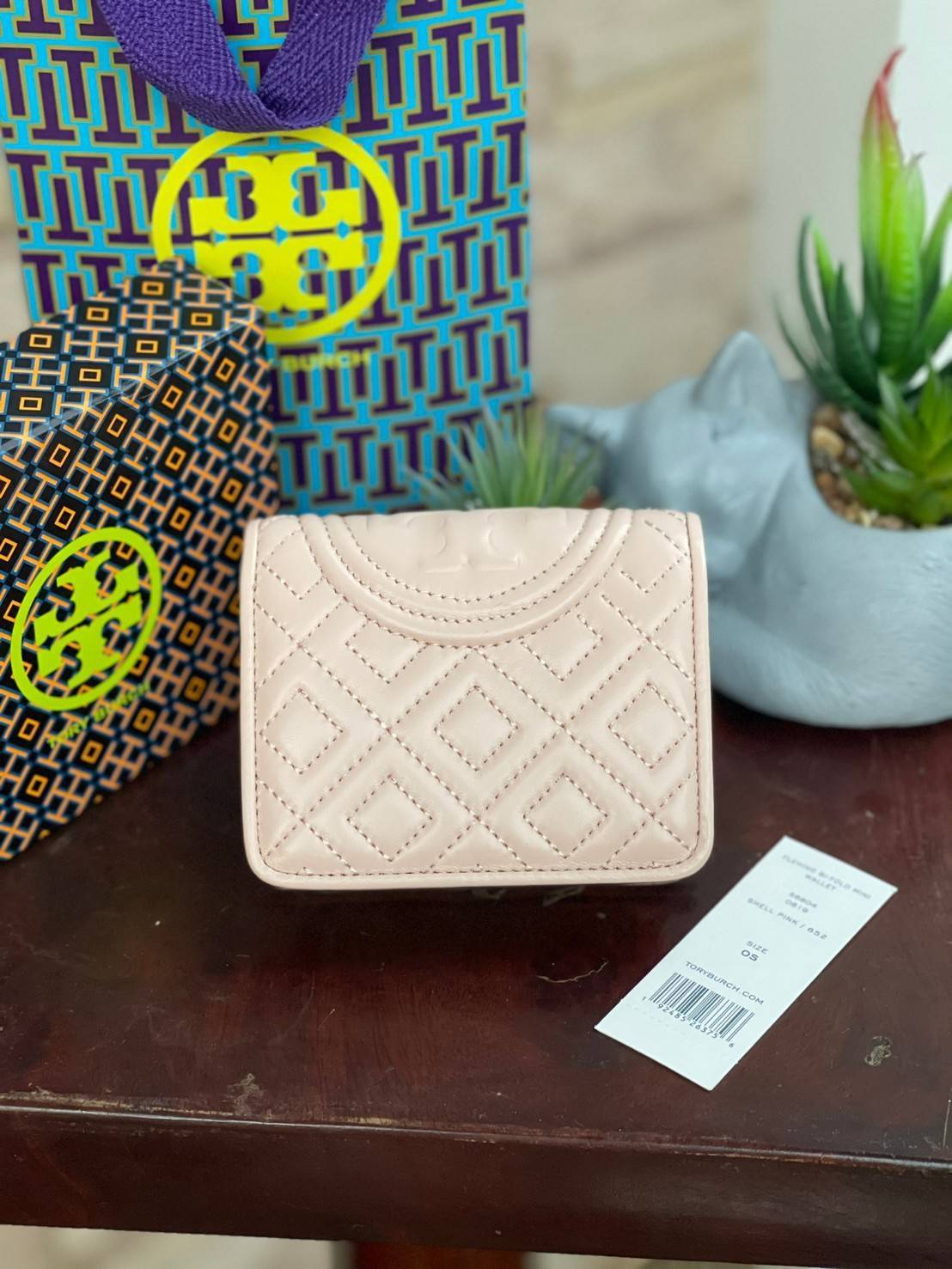 ของแท้ 💯% Tory burch fleming bifold mini wallet กระเป๋าสตางค์ทรงพับ2ตอนที่มีฟังก์ชั่นครบ ทั้งใส่การด์ เหรียญและธนบัตรได้ ดีเทลลายตารางเย็บสองชั้น