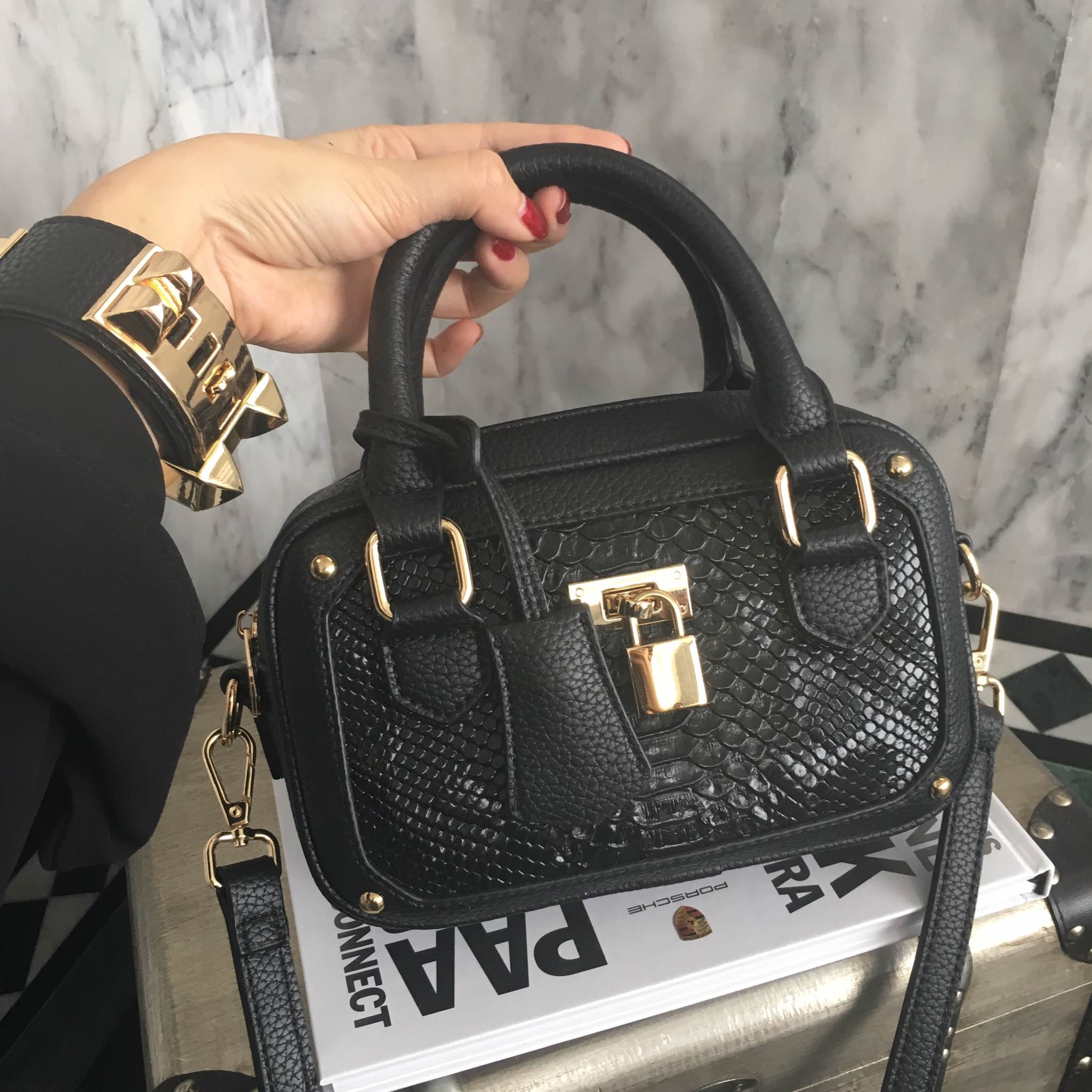 New arrival! KEEP Fancy shoulder bag กระเป๋า ถือ/ สะพาย ขนาดมินิ ตัดหน้งลายงู น่ารักมากคะ ใบนี้ ห้ามพลาดเลย การันตี ความสวย สะพายได้ทุก Look รุ่นนี้ มี 3 สี ดำ เทา ชมพู ภายใน สามารถใส่ โทรศัพท์ ได้ทุกรุ่น มีช่องแบ่งเก็บของ 2 ด้าน น้ำหนักเบา สายสะพาย ปรับไ