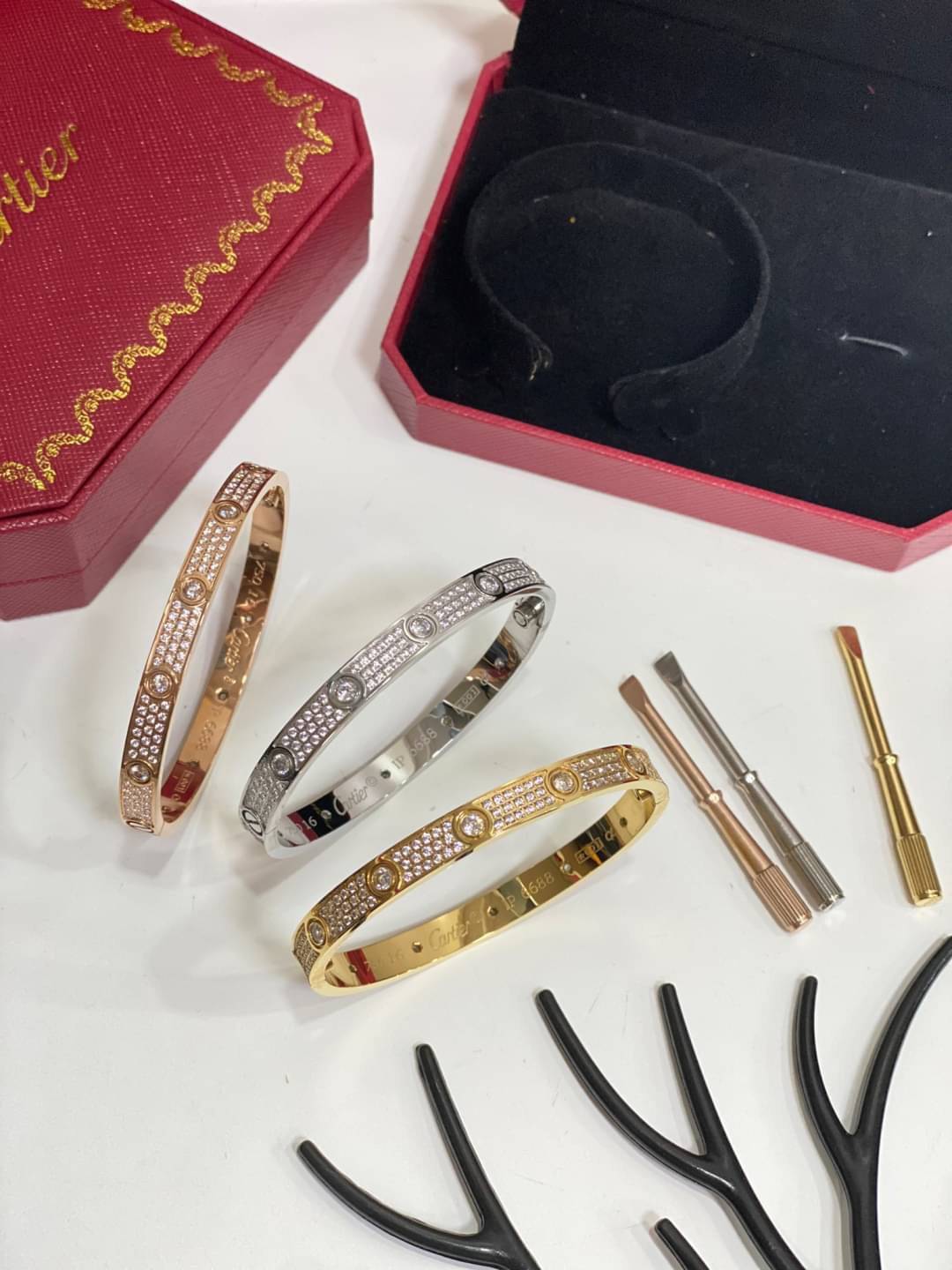 Cartier Love Bracelet มีเพชร กำไลข้อมือคาเทียร์ ภาพถ่ายจากงานจริง เกรดออริจินิล วัสดุคุณภาพดี ไม่ลอกไม่ดำ งานปั้มครบตามรูปเลยค่ะ