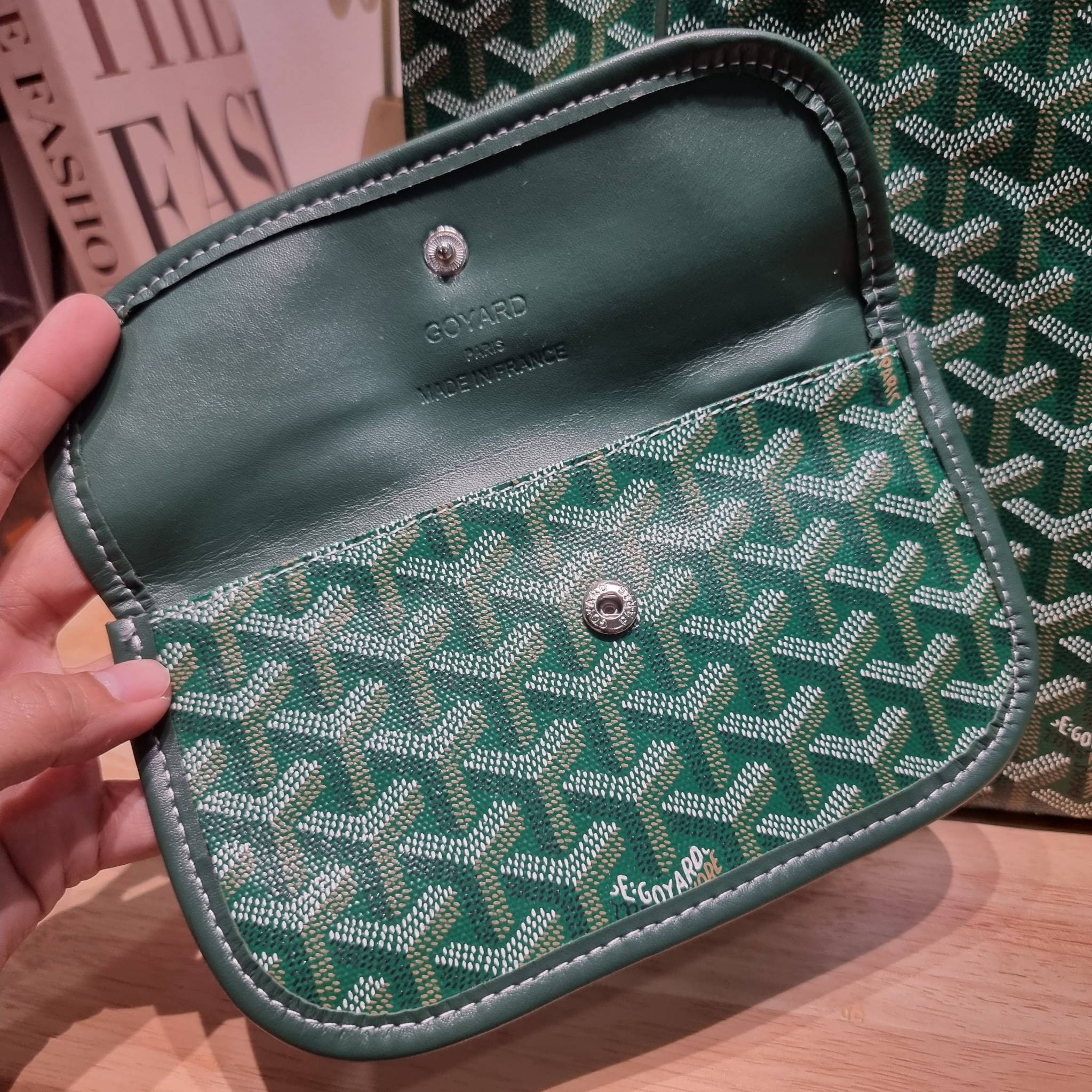 GOYARD BOHEME HOBO BAG / GOYARD HOBO กระเป๋าสะพายทรงโฮโบ ใบใหญ่จุใจ!! มาครบสีขายดี เลิศทุกสี รูปทรงคลาสสิค ดีไซน์เป็นเอกลักษณ์ วัสดุหนังแคนวาสพิมพ์ลายสวยคม ปากกระเป๋ามีซิปเปิด-ปิดกันของหล่นได้ ภายในโล่งกว้างมาก มาพร้อมสายคล้องในตัว ทนทาน สะพายสวยๆได้ทุกวั