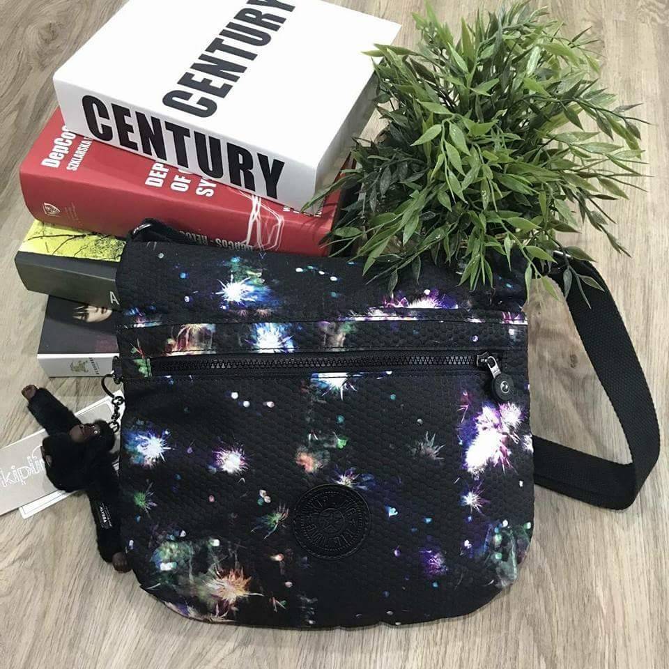 KIPLING ART O SHOULDER BAG กระเป๋าสะพาย วัสดุ Nylon+Polyester 100% เปิดปิดด้วยซิป หัวซิปเเบรนด์ ภายในมีช่องซิป ช่องใส่มือถือ และสายคล้องพวงกุญแจ ด้านหน้า มี 2 ช่องซิป ด้านหลังมี 1 ช่องซิป สายสะพายยาว เลื่อนปรับได้ จะสะพายไหล่หรือ Crossbody ก็ดูดี มีพวงกุญ