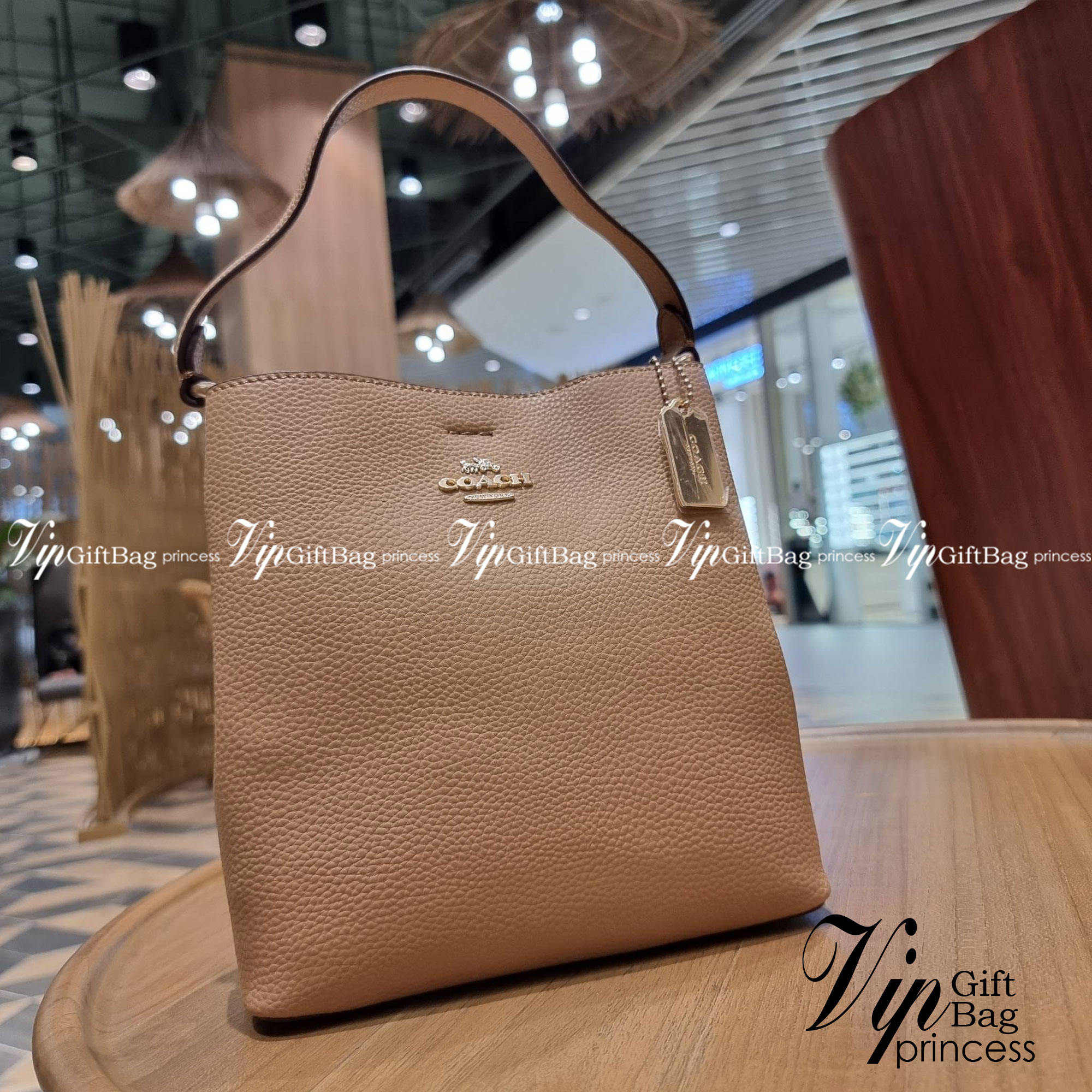 COACH 1011 SMALL TOWN BUCKET BAG รุ่นยอดนิยมใบเล็ก กระเป๋าทรงบัคเก็ต สีคลาสสิคเรียบหรู ตัดกับโลโก้สีทองดูโดดเด่น วัสดุหนัง pepble สวยคมทุกมุมจริงๆ!! เปิด-ปิดด้วยกระดุมแม่เหล็กทั้ง 2 ฝั่ง ภายในเป็นช่องโล่ง มาพร้อมสายสะพายปรับได้ตามตัว ขนาดใบนี้กำลังสวย สะพ