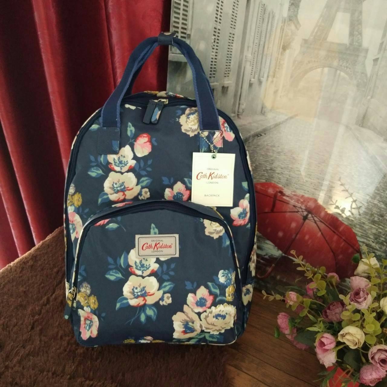 Cath Kidston Backpack Bag - กระเป๋าเป้ สไตล์วินเทจสุดฮิต - เปิด/ปิดกระเป๋าด้วยซิปรอบ - ภายใน มีช่องซิปใหญ่ใส่ของ 2 ช่อง จุของได้เยอะ - ด้านหน้ามีช่องซิปเล็ก 1 ช่อง