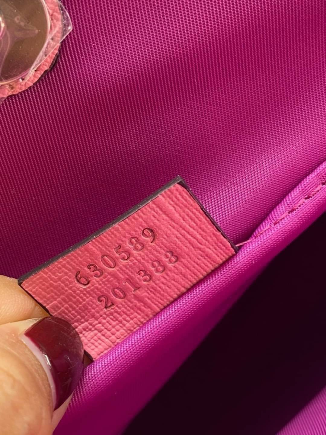 Ori GUCCI Children's tote bag GG kids ที่สุดของความน่ารัก ลิมิเต็ดแบบไม่มีเอาท์ สาวๆสายหวานไม่ควรพลาดด้วยประการทั้งปวงเลยค่าา หนังแท้เกรดดีที่สุด พิมพ์ลายแบรนด์รอบใบเทคเจอร์สวยอยู่ทรง ภายในมีโลโก้กว้างและจุสุดๆใส่สัมภาระได้เยอะ ภาพถ่ายจ