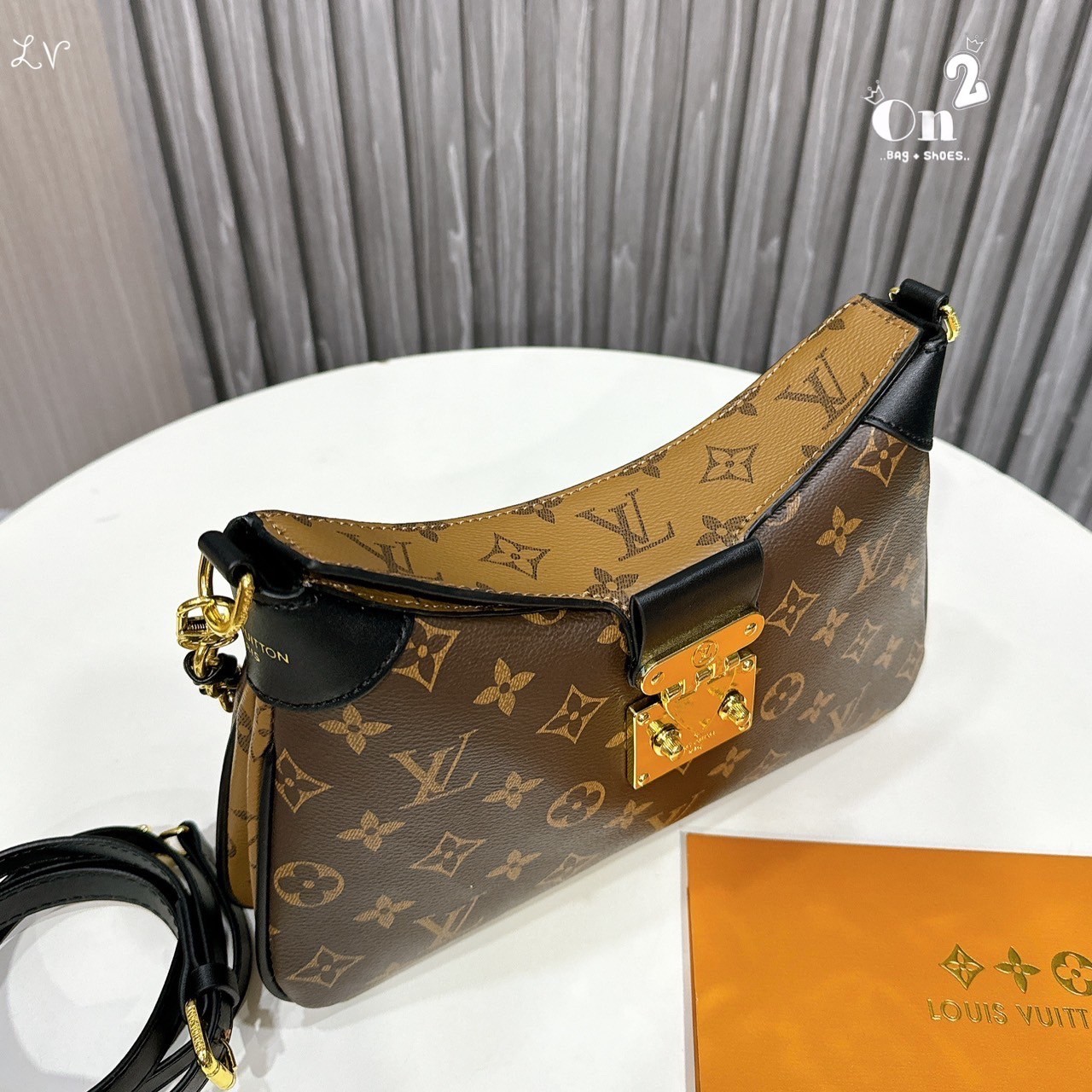 LV Twinny Monogram Reverse Bag กระเป๋าสะพายสุดคลาสสิก สวยหรู แต่งขอบหนังพร้อมตกแต่งตัวล็อกแบบ S Lock สุดไอคอนิกและหูจับสายโซ่ถักอย่างลงตัว มาพร้อมสายสะพายที่ปรับเป็นสายสั้นเพื่อคล้องแขนและสะพายไหล่หรือปรับเป็นสายยาวสำหรับสะพายเฉียง แมตช์ได้กับการแต่งกายทุ