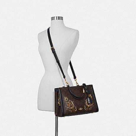 COACH ZOE CARRYALL IN SIGNATURE CANVAS เดอะเบสท์แห่งปี ต้องยกให้พี่คนสวยใบนี้เลย!! รุ่นที่สาวๆตามหา หายากอีกหนึ่ง กระเป๋าถือ/สะพายทรงสวย คลาสสิค ใบใหญ่จุคุ้ม มีดีเทลน่ารักๆที่แม่กุญแจ สามารถล็อคหัวซิปได้ กุญแจซ่อนในพวงหนังห้อยก็น่ารักไปอีก ภายในโล่งกว้าง 