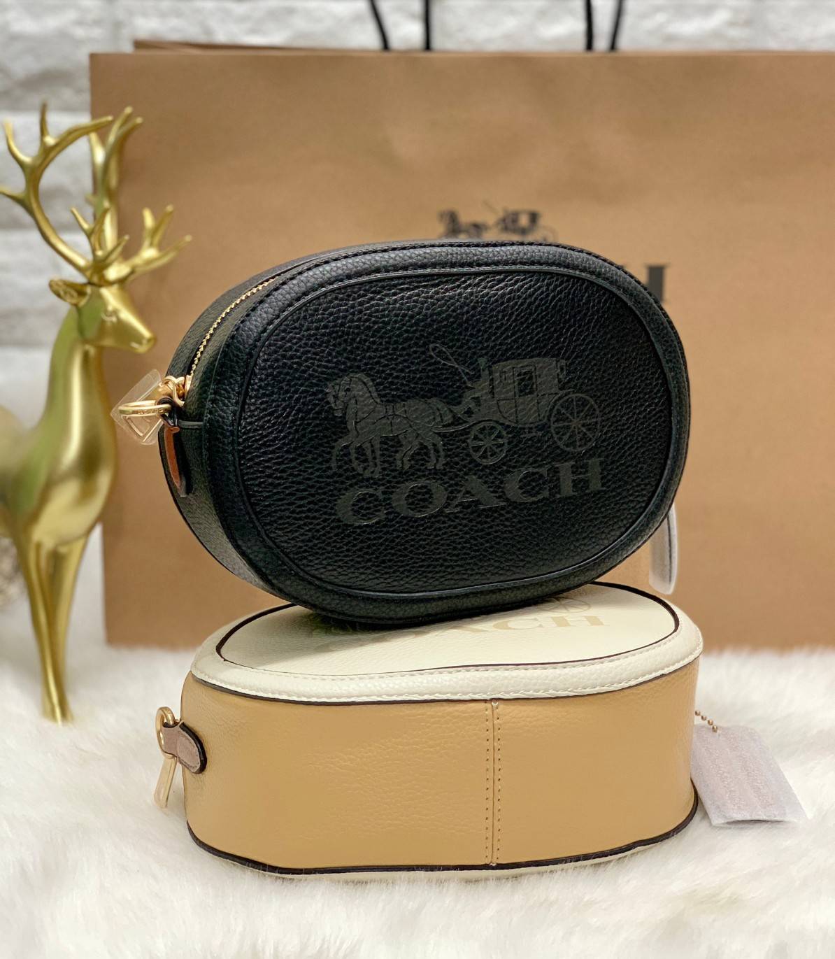 COACH Camera Bag In Colorblock ((C4056//C4156)) พร้อมส่งค่ะ! กระเป๋าทรงกลม ใบน่ารัก ขนาดพอดีลำตัว บวกกับเป็นหนังแท้นิ่มอย่างดี น่าใช้มากๆเลยทีเดียว ด้านหน้ามีโลโก้แบรนด์รถม้า เปิดปิดกระเป๋าแบบซิป ภายในใส่มือถือได้ทุกรุ่น;กระเป๋าเงินใบกลางได้;ของสำคัญจุกจิ