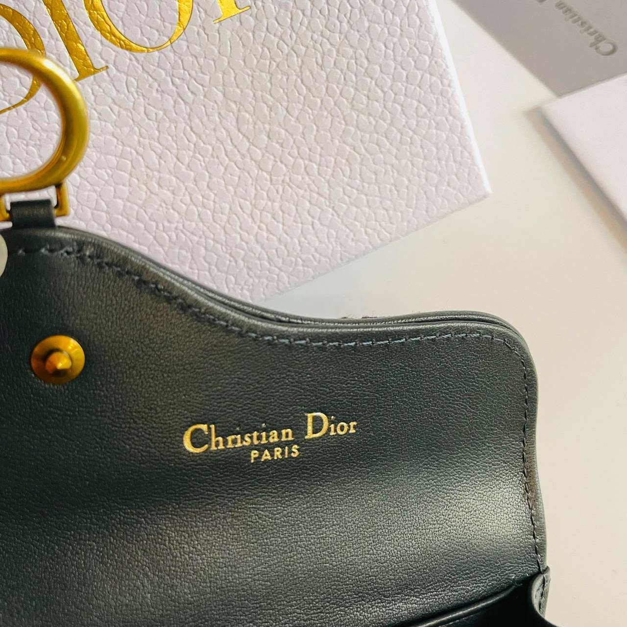 VIP 】DIOR MONOGRAM SADDLE FLAP CARD HOLDER BLACK กระเป๋าใส่บัตร ใส่เหรียญ วัสดุหนังแท้ และผ้า Jacquard อย่างดี ทอสวยงามที่สุด ผสมผสานความสง่างามและคลาสสิกที่เข้ากับยุคสมัย ด้านหน้าโดดเด่นด้วยซิกเนเจอร์ของ Christian Dior อะไหล่สีทองอ่อน เงางาม เป็นอีกหนึ่ง