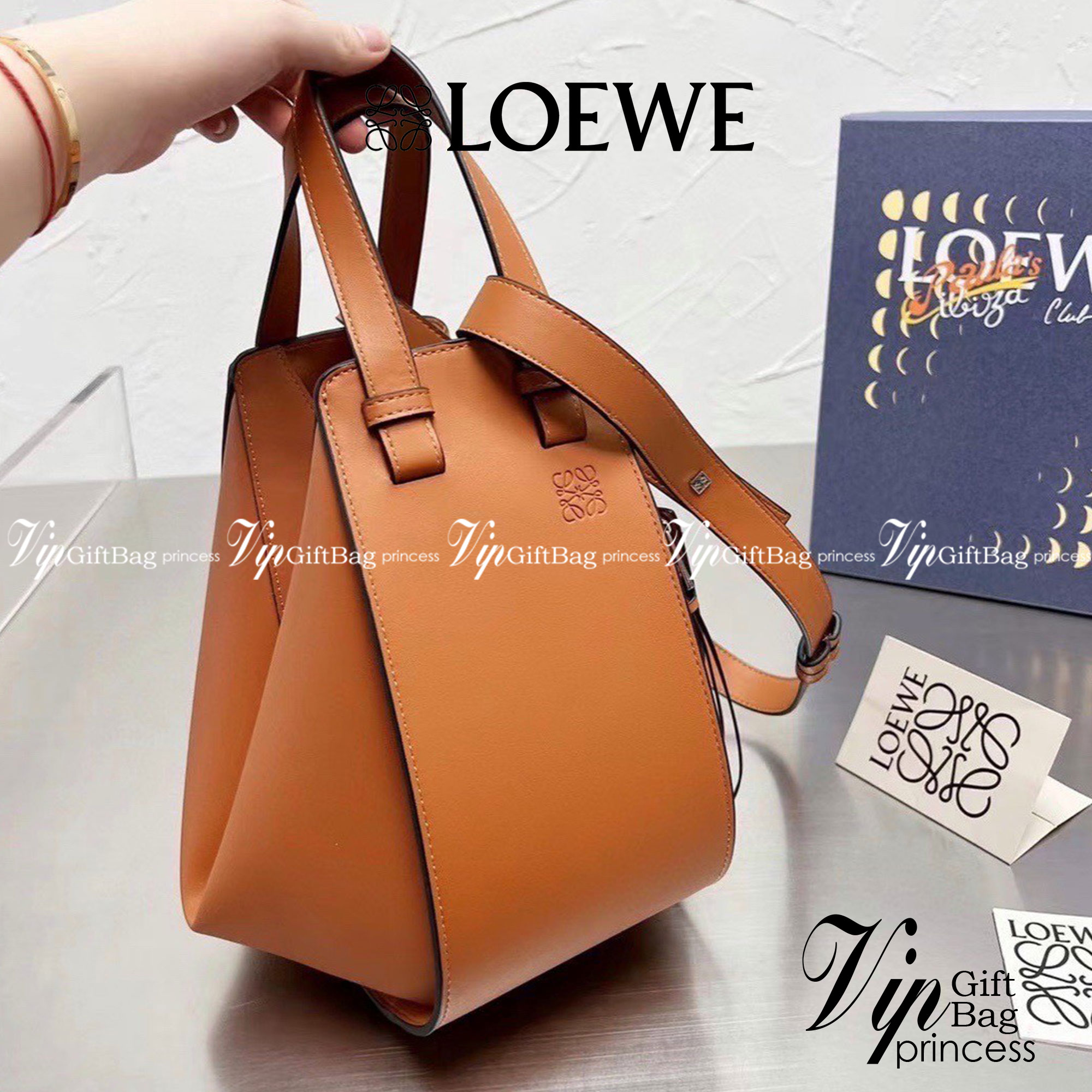 Loewe Hammock Bag / Loewe Small Hammock Leather Bag กระเป๋าถือหรือสะพาย รุ่น Rare items สุดๆ หนังสวยดีไซน์มีเอกลักษณ์ ใบขนาดกำลังดี น้ำหนักเบา สามารถปรับได้หลายทรง ด้านข้างมีซิปปรับขยายได้ ภายในโล่งกว้าง ใส่กระเป๋าสตางค์ กล้อง มือถือ ของใช้ได้เยอะ หูหิ้วห