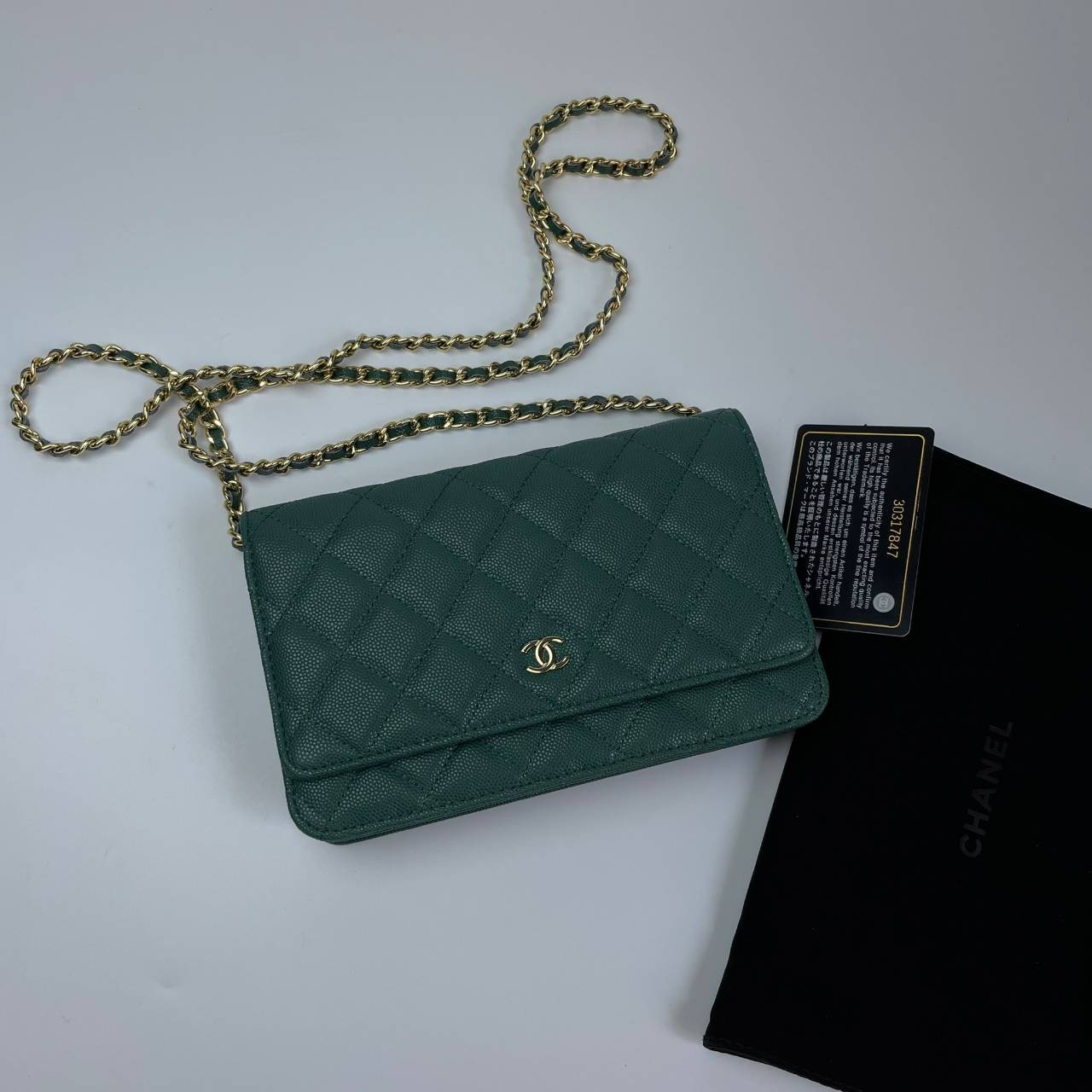 VIP 】หนังแท้ CHANEL WOC style โทนสีพาสเทล กระเป๋าสะพายทรงสวยตลอดกาล วัสดุหนังลายคาเวียร์ เนื้อนุ่ม อยู่ทรงคุณภาพดีตามแบบฉบับของแบรนด์ น้ำหนักเบา ด้านหน้ามีโลโก้แบรนด์อะไหล่หรู มีช่องใส่บัตร ใส่ของจุกจิก เปิดปิดด้วยฝาปิดกระดุม ซับในหนัง ตัวจริงสวยมากๆถูกใจ