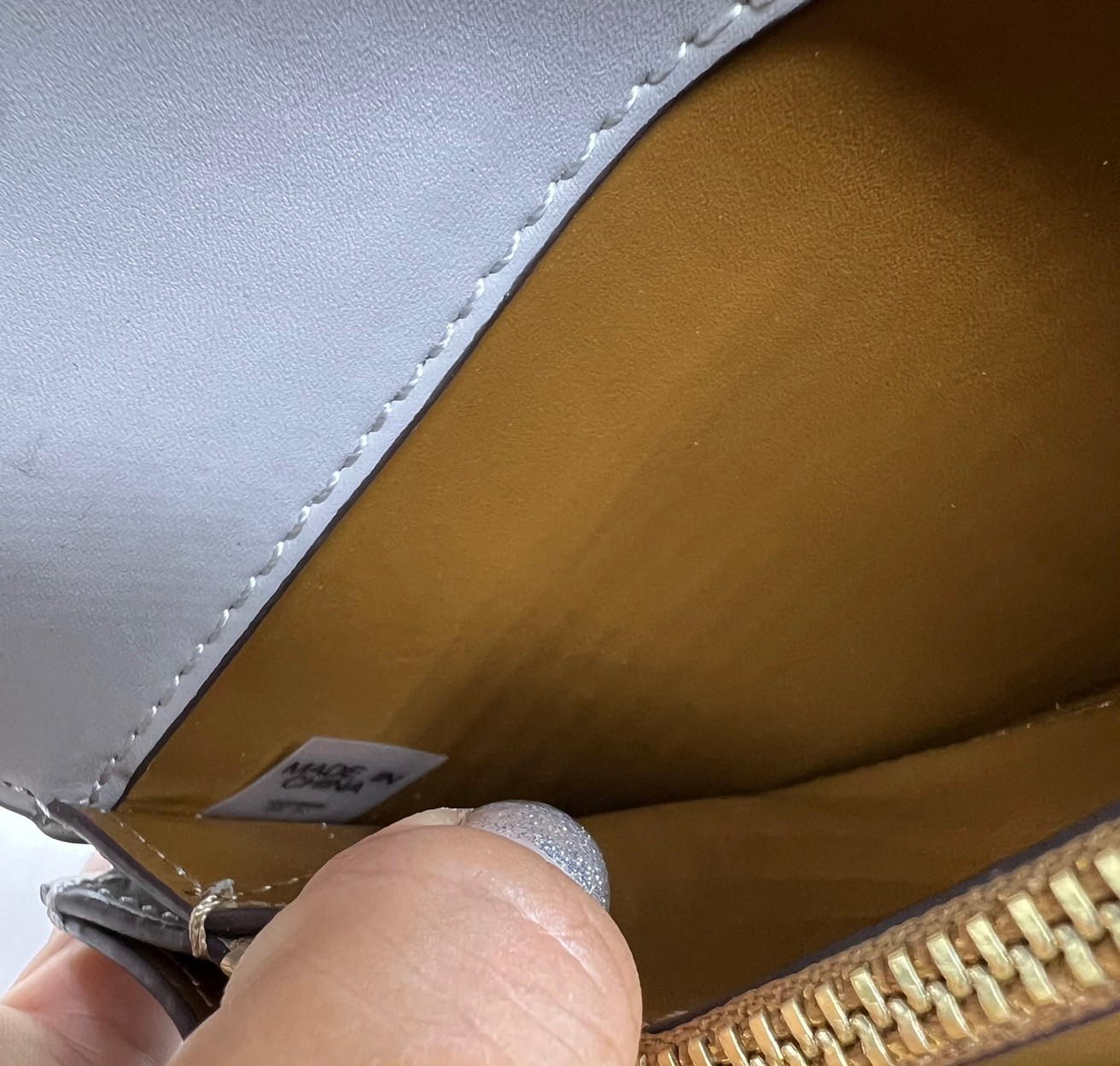 6 สี Tory Burch Croc Eleanor Small Bag / TORY BURCH ELEANOR CROC EMBOSSED LEATHER กระเป๋าสะพายหนังพิมพ์ลายจระเข้ ดีไซน์หรูหรา โด่นเด่นด้วยโลโก้แบรนด์อะไหล่ด้านหน้า และสายสะพายโลหะสีทอง