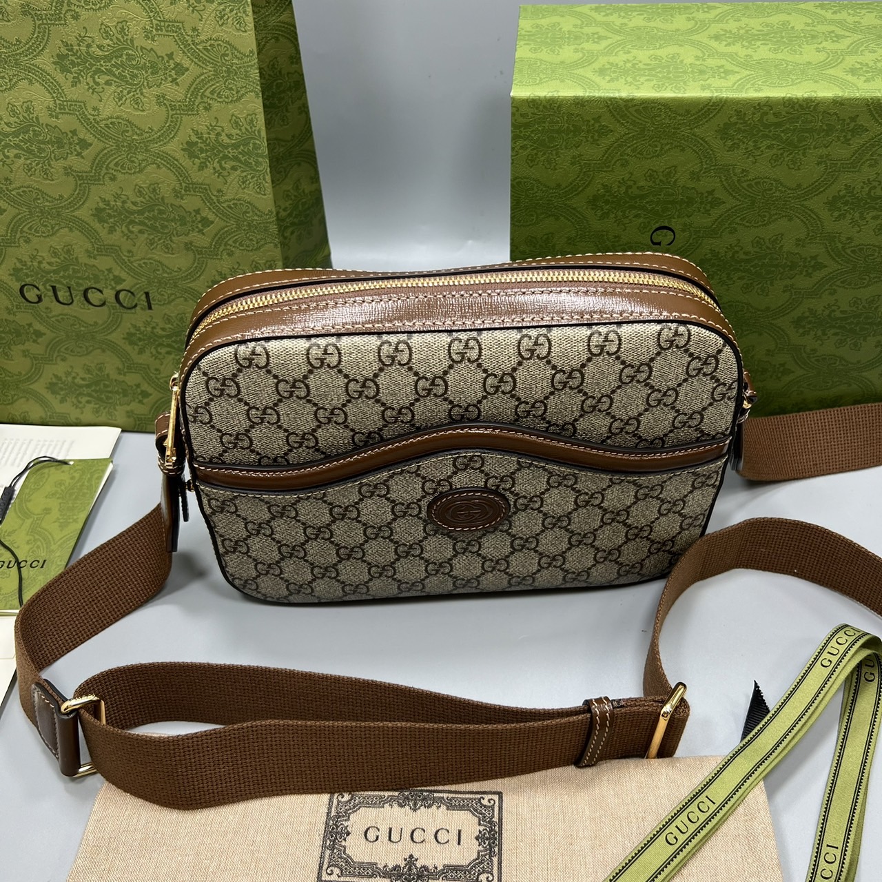 GUUCI Messenger bag with Interlocking G / guccipouch กระเป๋าสะพายทรงแมสเซ็นเจอร์ ใหม่ล่าสุด พิมพ์ลายคมชัดโมโนแกรมแคนวาสกับไอเท็มที่หนุ่มๆต้องไม่พลาด ดีไซส์สวยเด่นเป็นเอกลักษณ์