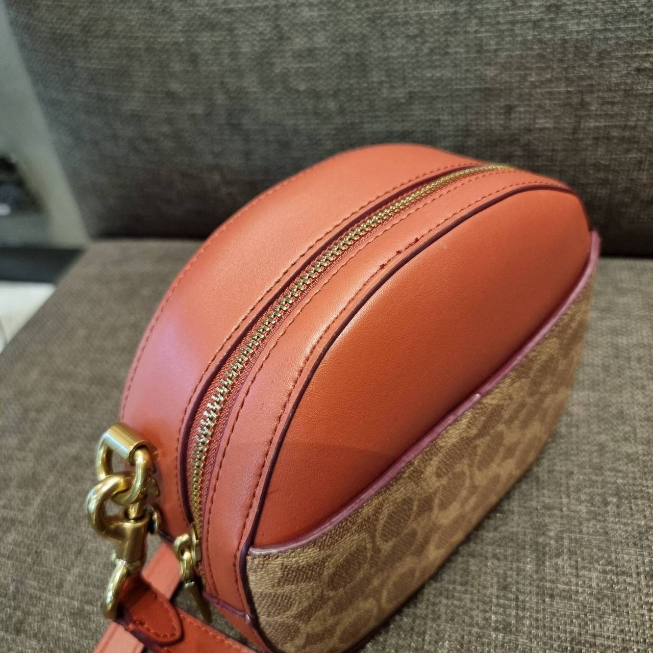 COACH 38680 CANTEEN CROSSBODY IN SIGNATURE CANVAS กระเป๋า crossbody รุ่นหายาก ทรงกลมสวยเด่น มีดีเทลเพิ่มความหรู ด้วยสีของอะไหล่ วัสดุหนังแคนวาสสลับหนังแท้ มีช่องย่อย เปิด-ปิดช่องหลักด้วยซิป ภายในโล่งกว้าง มีช่องซิปแยกให้อีก สายสะพายครอสปรับใช้ได้ตามตัว ใบ