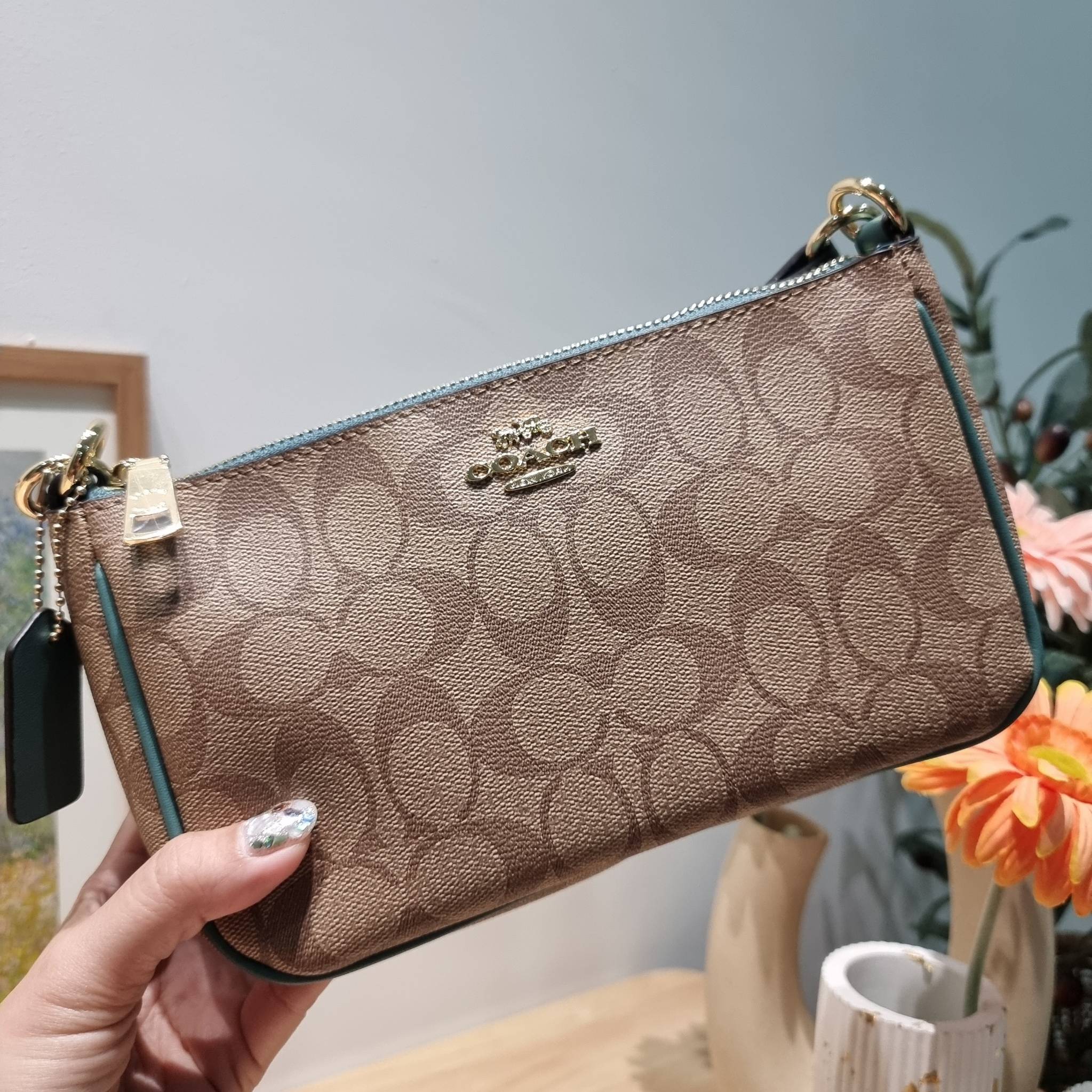 COACH TOP HANDLE POUCH F58321 พร้อมส่ง 9 สี กระเป๋าทรงพอช ยอดฮิต ยกขึ้นแท่น ด้วยดีไซน์ที่ออกมาให้ใช้งานได้ง่าย ขนาดกำลังเหมาะ