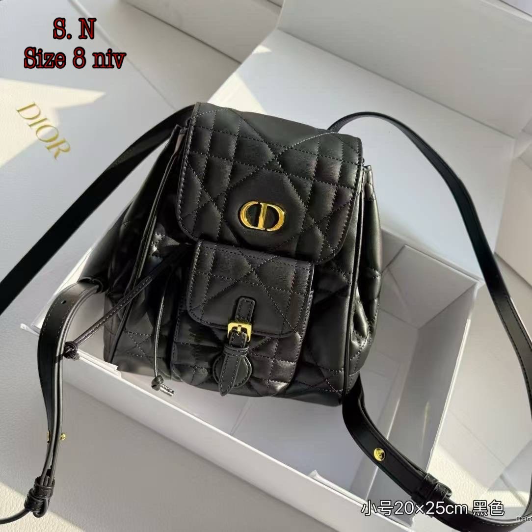 DIOR Small Caro Backpack กระเป๋าเป้ไซส์เล็กน่ารัก ดีไซน์ใหม่ หนังสวยเกินเรื่องมากๆ สัมผัสนิ่ม หรูหรา หูจับในตัวดีไซน์โค้งมนอะไหล่ทองสวยโดดเด่นไม่เหมือนใคร ที่สุดของความลัคชูต้องยกให้แบรนด์นี้
