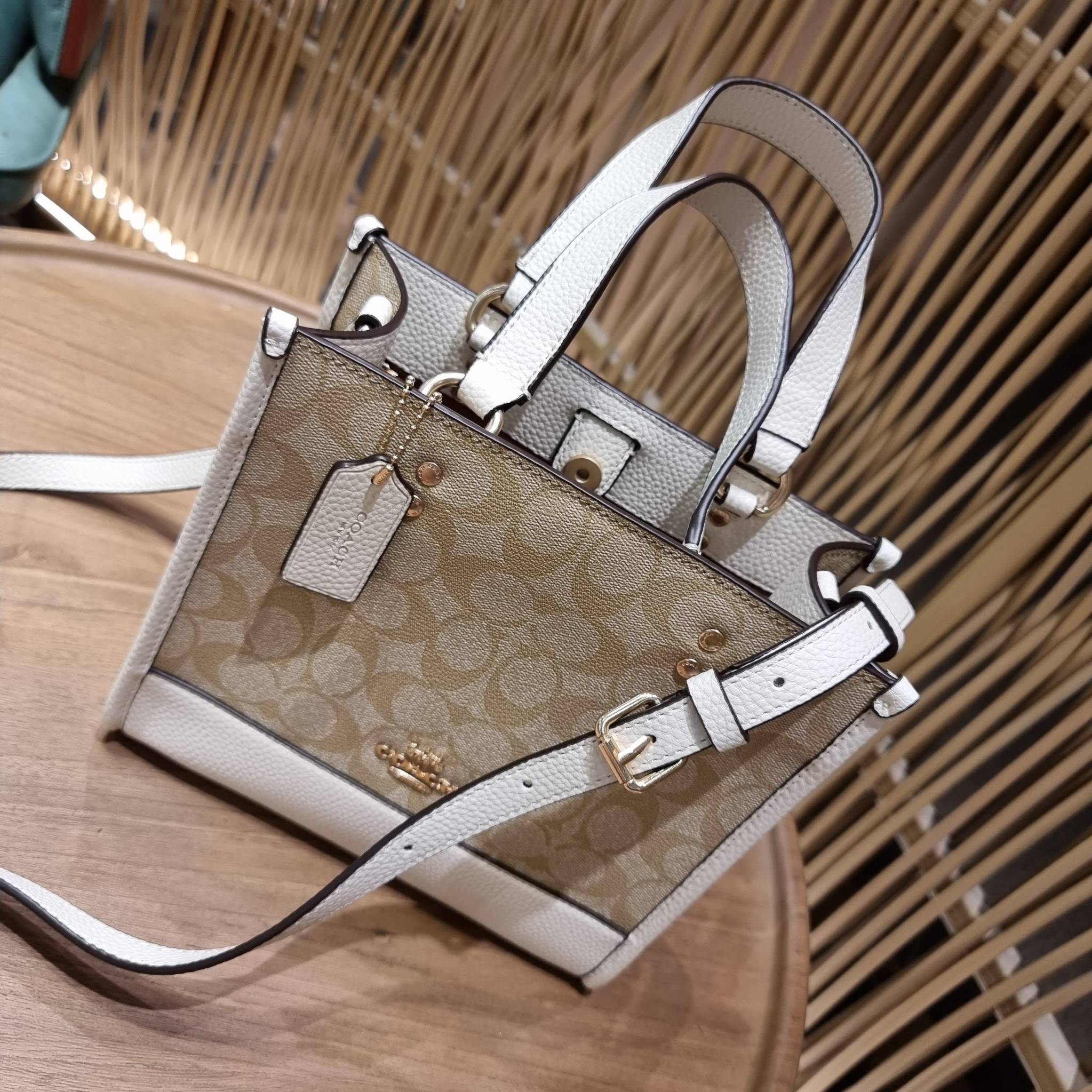 OUTLET 】COACH C5122 DEMPSEY TOTE 22 IN SIGNATURE CANVAS แรงดี กระหน่ำยอดสั่งซื้อมากจ้าแม่!! กระเป๋าทรงโท้ท 22 ที่ขนาดน่ารักน่าใช้มากๆ สาวๆถูกอกถูกใจกันนับไม่ถ้วน!! ฟังก์ชั่นการใช้งานสะดวกที่สุด มีทั้งสายคล้องในตัว และสายครอสบอดี้ ดีไซน์คลาสสิคเรียบหรู วัส