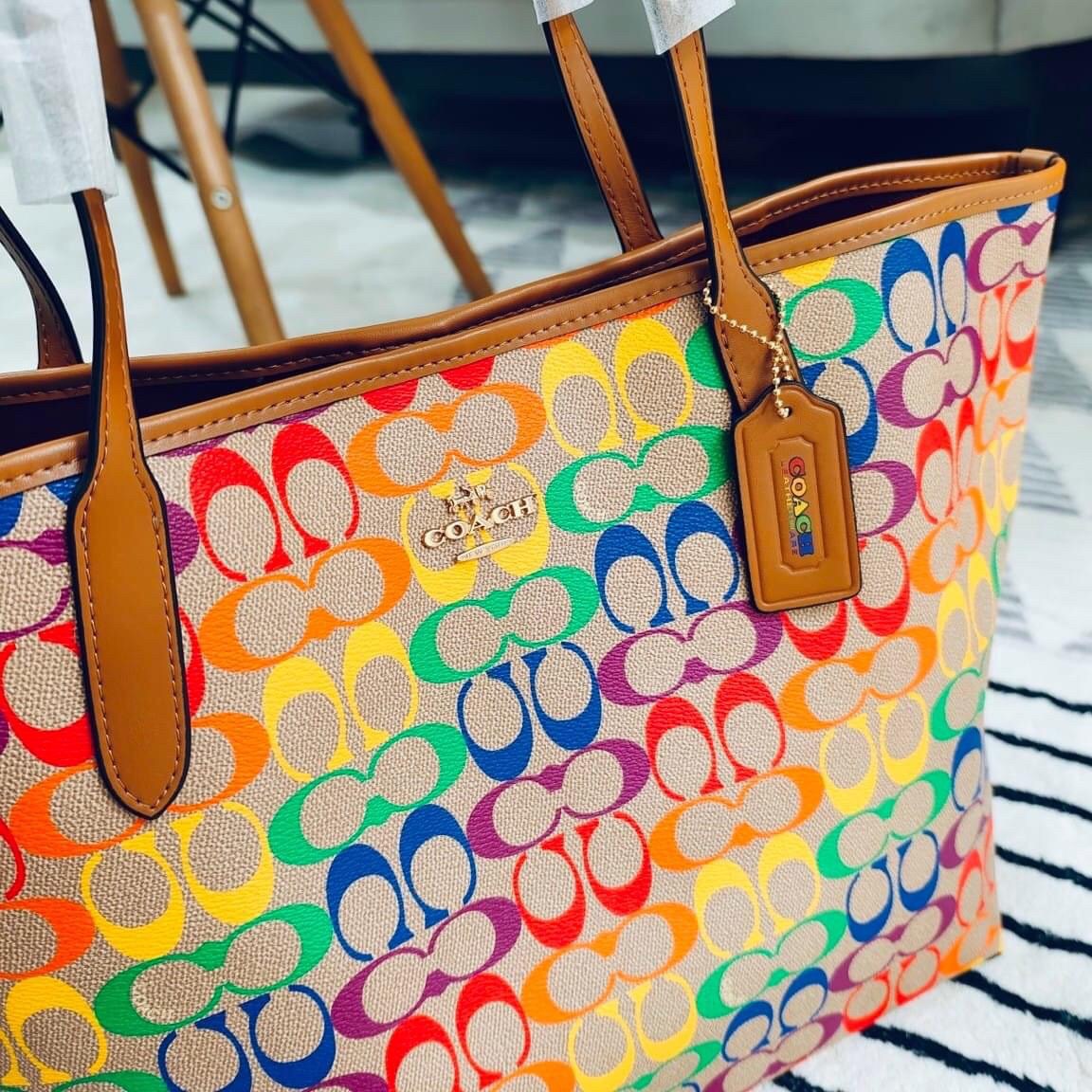 COACH CITY TOTE IN RAINBOW SIGNATURE CANVAS C4181 กระเป๋าสะพายข้างทรงโท้ทใบใหญ่ หนังลาย C สกรีนลายโค้ช รุ่นนี้ ปากกระเป๋าไม่มีชิป มีกระดุม แม่เหล็ก ด้านในมีช่องซิปไว้ใส่กระเป๋าเงินได้คะ เป็น รุ่นยอดนิยมคะ จุของได้เยอะมาก