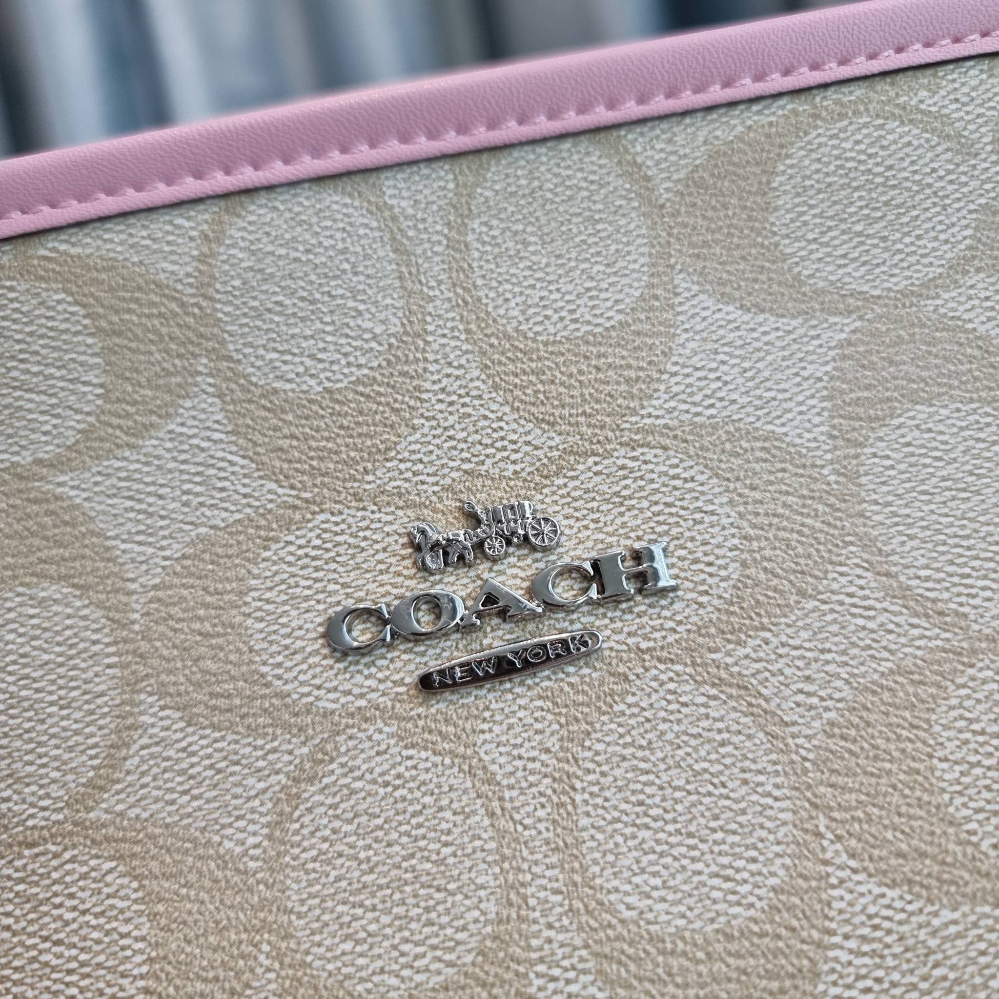 OUTLET 】COACH F58292 CITY ZIP TOTE IN SIGNATURE 16" รุ่นขายดี!! ไซส์ใหญ่ สีสวยมาให้แบบจัดเต็ม!! กระเป๋าถือทรงโท้ทใบใหญ่ สวยน่าใช้ทุกสี สะพายคล้องไหล่ได้เก๋ๆ จุของแน่นๆไปเลยจ้า!! วัสดุหนังแคนวาสคุณภาพ ปากกระเป๋าเปิด-ปิดด้วยซิป กันของหล่นได้ ถือไปไหนก็