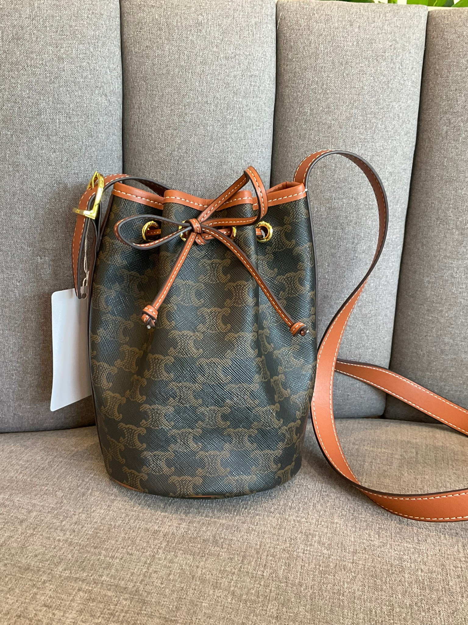 CELINE SMALL DRAWSTRING BAG IN TRIOMPHE ในรุ่นนี้ได้รับคำชื่นชมจากแฟชั่นกูรูทั้งหลาย เนื่องจากมีรูปทรงที่สุดแสนจะเรียบง่าย มีช่องใส่ของที่กว้าง ตัวกระเป๋าเป็นแบบหูรูด ช่วยให้เปิด-ปิดง่าย สะดวกต่อการใช้งาน