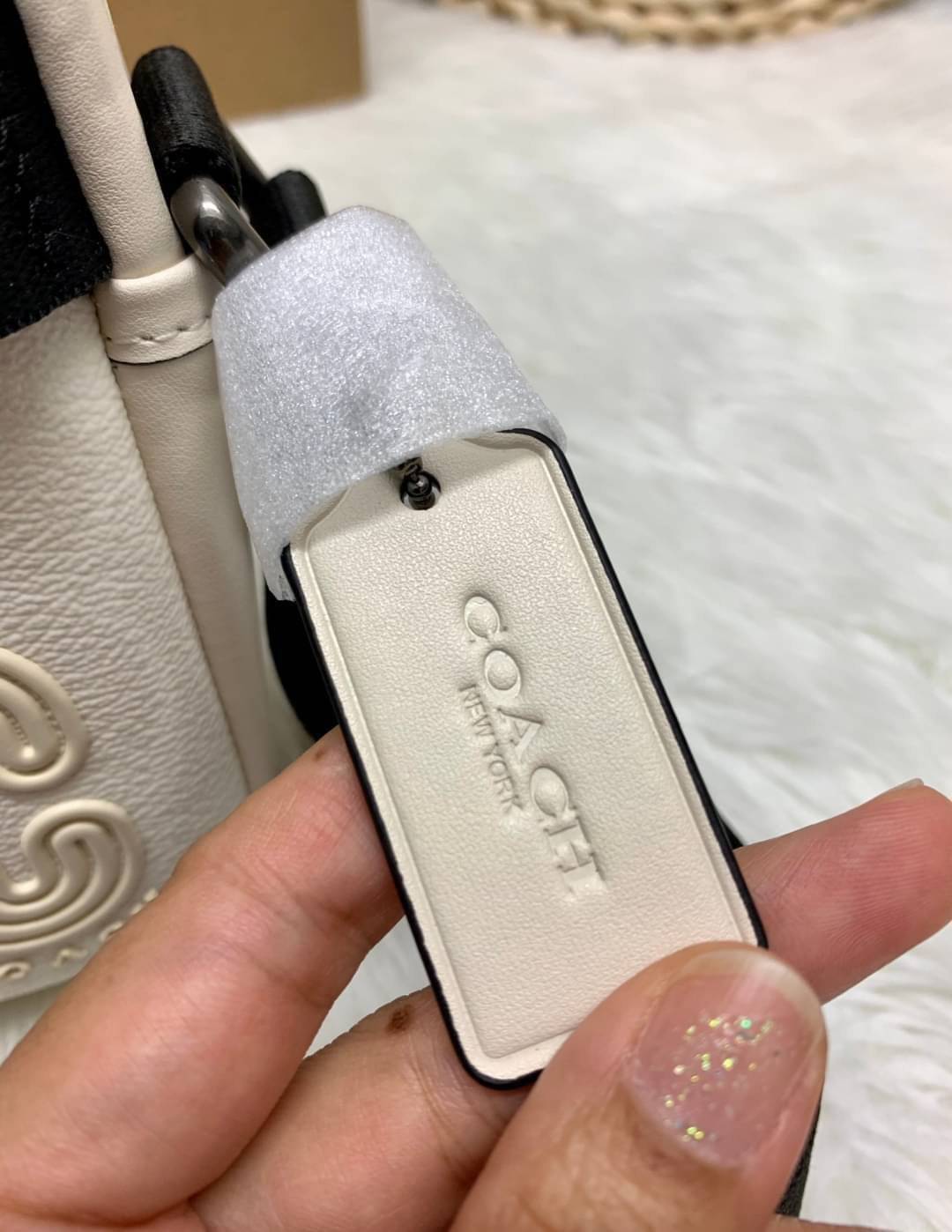 COACH EDGE CROSSBODY IN SIGNATURE CANVAS กระเป๋าสะพายครอสบอดี้ร์ วัสดุหนังแท้ หนังนิ่มอย่างดีค่ะ ด้านหน้ามีช่องซิปซ่อนให้หนึ่งช่อง เปิดปิดช่องหลักแบบซิปคู่ภายในกว้าง ใส่ของได้จุเลยนะคะ มีช่องซิปและช่องเล็กให้อีก2ช่อง;ด้านหลังกระเป๋าเป็นช่องโล่งใส่ของอีกช่