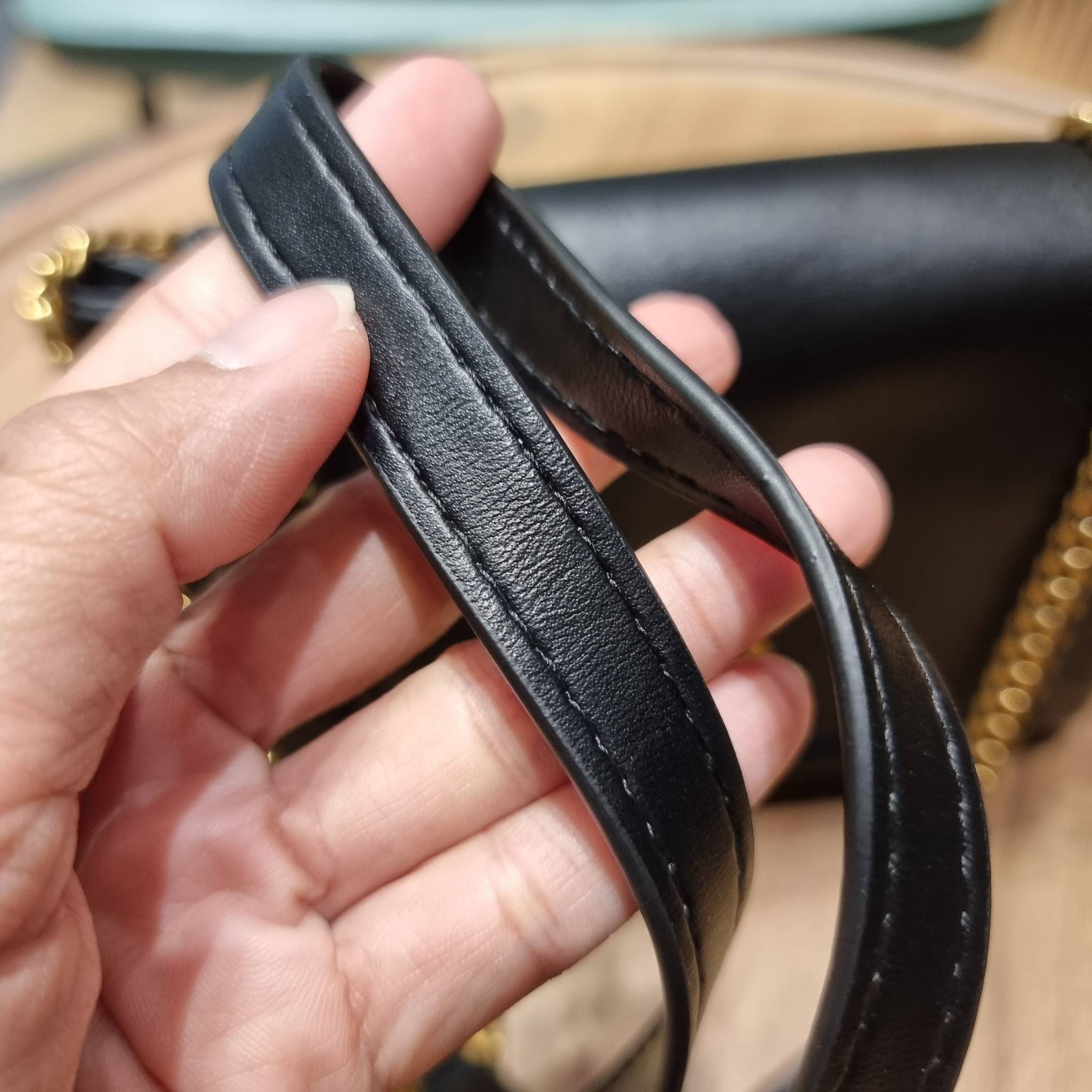 Yves Saint laurent mini nolita in lambskin / YSL mini nolita น้องสาวคนสวยที่ต้องตาเมื่อแรกเห็น กระเป๋าสะพายดีไซน์หรู ไซส์มินิ แบรนด์นี้ไม่เคยทำให้ผิดหวังจริงๆ ด้วยดีเทลความเรียบง่ายแต่มีความหรูอยู่ในตัว วัสดุหนังแกะ สัมผัสดีงามมากๆ เปิด-ปิดด้วยกระดุมแม่เห