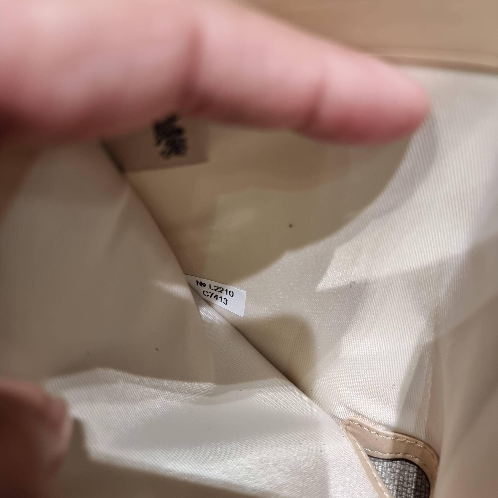 COACH C7414 MEDIUM CORNER ZIP WALLET WITH ORNAMENT PRINT คอลเลคชั่นใหม่ กระเป๋าสตางค์ใบกลาง ดีไซน์ใหม่ สุดหรู คละลายพริ้นท์เต็มใบ น่าใช้ไปอีก วัสดุหนังแคนวาสเคลือบลาย ภายในมีช่องใส่บัตร ใส่ธนบัตรได้ครบ และมีช่องซิปแยก ใบจริงสวยมากๆ แนะนำจ้า ราคาสุดคุ้มครบ