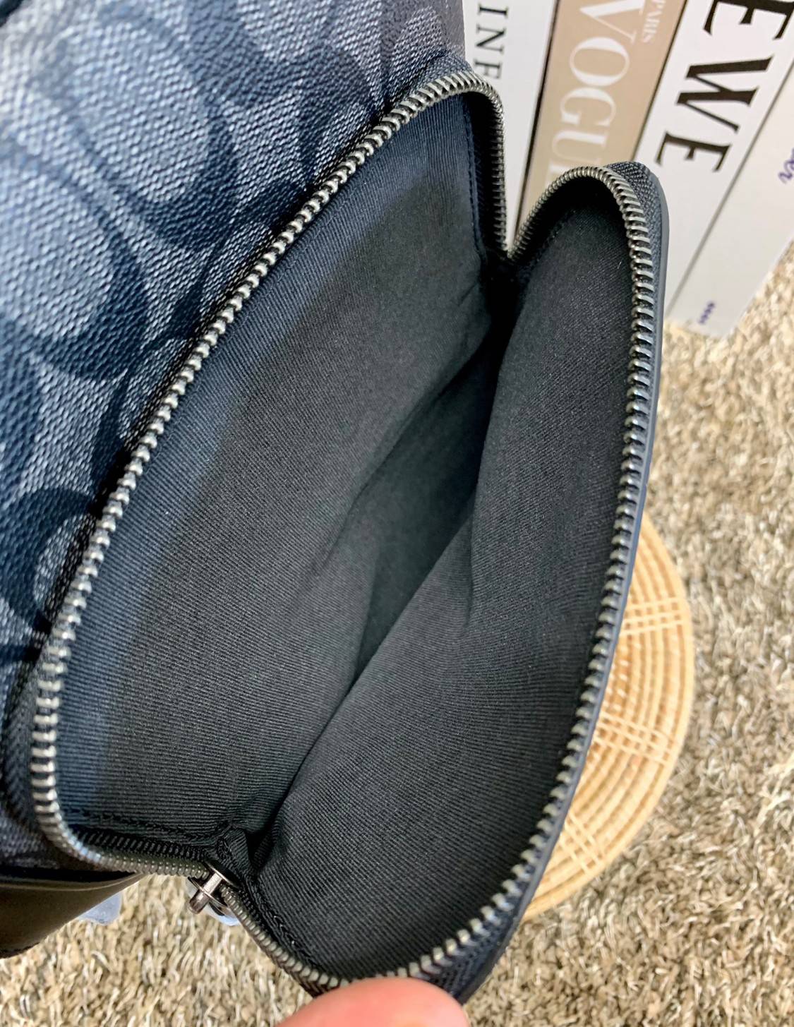 ใหม่ล่าสุด คุณผู้ชายห้ามพลาดเลยค่าา COACH GRAHAM PACK IN SIGNATURE ((89937)) พร้อมส่งที่ไทยค่ะ! กระเป๋าคาดอก สามารถคาดด้านหน้าหรือด้านหลังได้ตามแต่สะดวกค่ะ หนังแท้นิ่ม ทรงสวยมากๆค่ะสำหรับรุ่นนี้! มีช่องซิปตอนหน้าหนึ่งช่อง;ช่องหลักเปิดปิดแบบซิปคู่ ภายในโล่