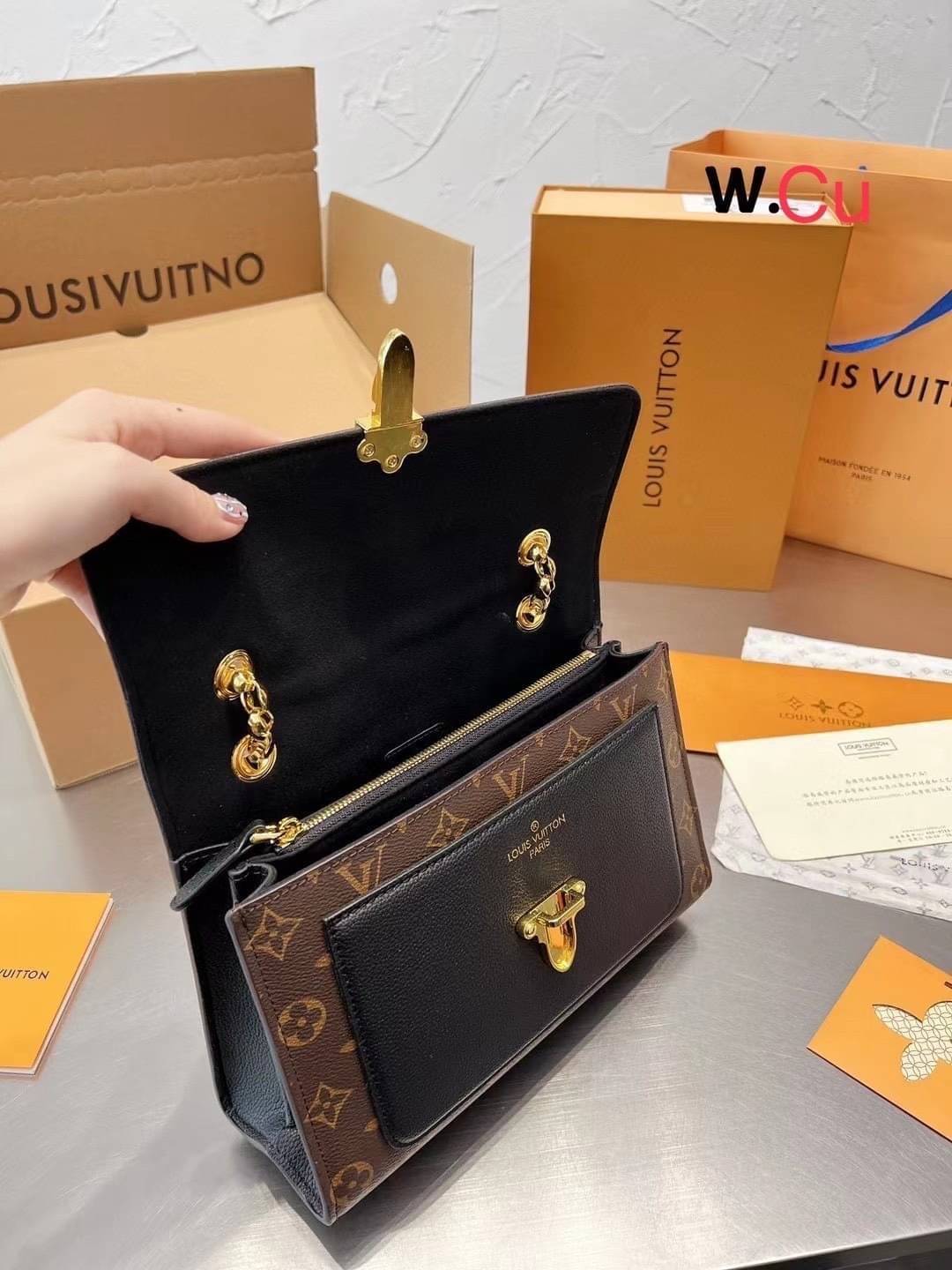 LV VICTOIRE Monogram กระเป๋าสะพายไอเท็มนำแฟชั่นที่น่าดึงดูดใจ ทรงกะทัดรัดและใช้งานได้สะดวก หนังแคนวาสอย่างดี ลาย Monogram เปิด-ปิดแบบกดล็อคอะไหล่สีทองสวยงาม ภายในมี3ช่องกว้างสามารถใช้งานได้หลากหลายและจุของได้มากมายเกินคาดนะคะ