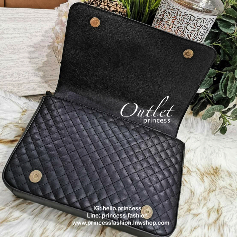 GUESS CROSSBODY BAG กระเป๋าสะพายรุ่นใหม่ล่าสุดทรงเหลี่ยมหนังสวยเดินเส้นลายตารางอยู่ทรงด้านหน้าประดับโลโก้ GUESS อะไหล่ทอง เปิดปิดด้วยฝาปิดกระดุมแม่เหล็ก ภายในมีฌลโก้และช่องซิป กว้างและจุใส่กระเป๋าสตางค์ใบยาว ของจุกจิกได้เยอะ สายสะพายโซ่ตมีที่รองบ่าจะเลื่อ