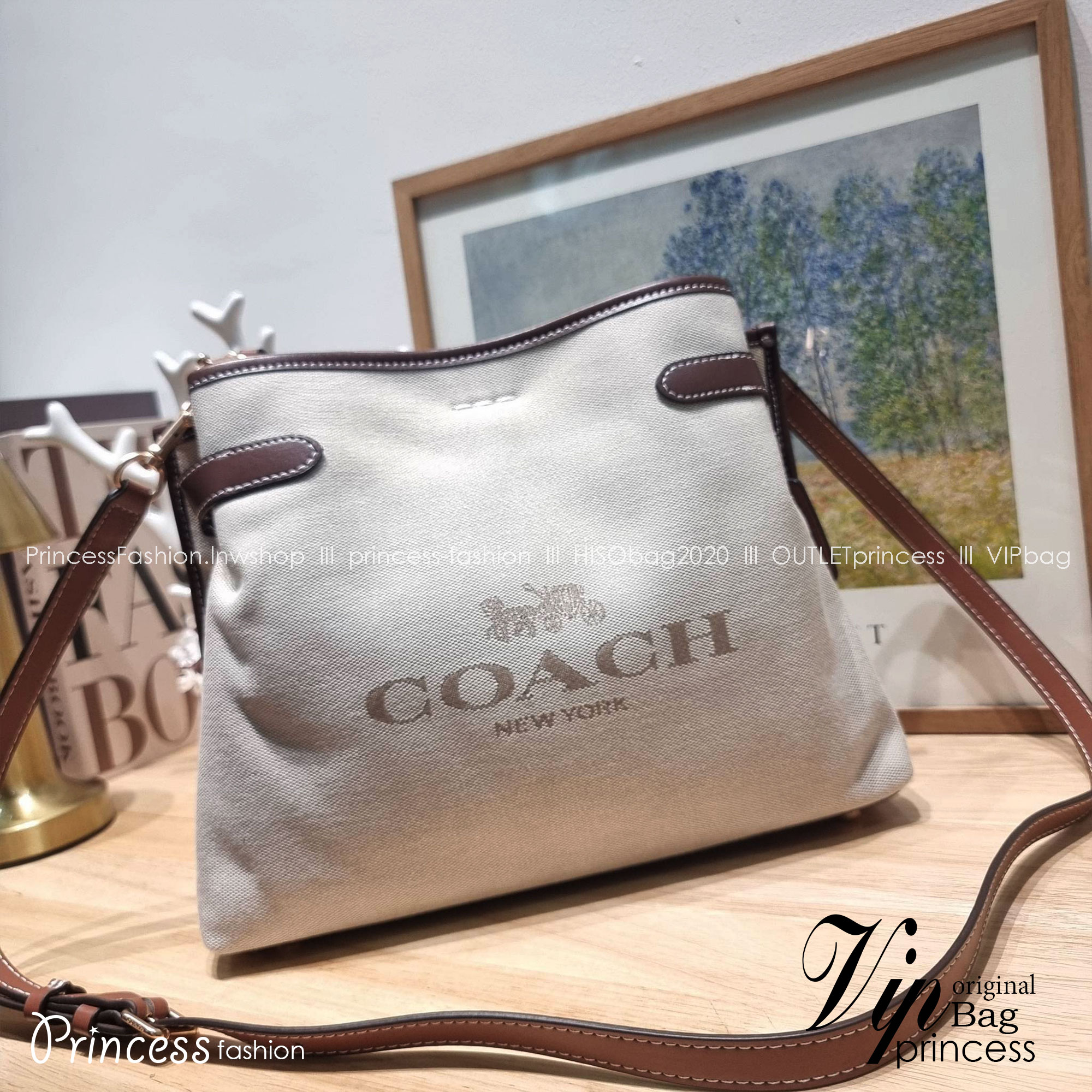 COACH CH190 HANNA SHOULDER BAG น้องใหม่ เรียบหรู ดูแพง กับกระเป๋าสะพายไหล่ทรงสวย โทนสีคลาสสิค ดีไซน์ตกแต่งสายคาดจับจีบข้างกระเป๋าเพิ่มดีเทล มาพร้อมหูจับถอดแยกได้