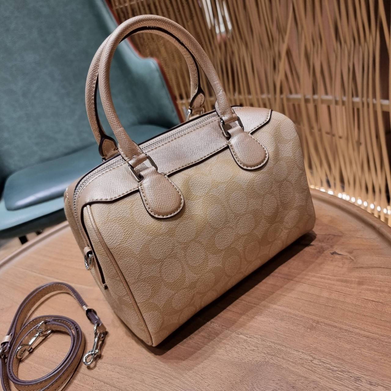 COACH F32203 MINI BENNETT SATCHEL IN SIGNATURE CANVAS กลับมาอีกครั้ง!! กับกระเป๋าทรงหมอนยอดฮิต 🥳 มีกี่สีก็ขายหมด วัสดุหนังแคนวาสเคลือบลาย ทรงสวยใช้งานได้ทุกโอกาส ภายในโล่งกว้างใส่ของได้เยอะ มีหูจับในตัว และสายสะพาย crossbody ปรับได้ตามตัว ใบนี้ไม่
