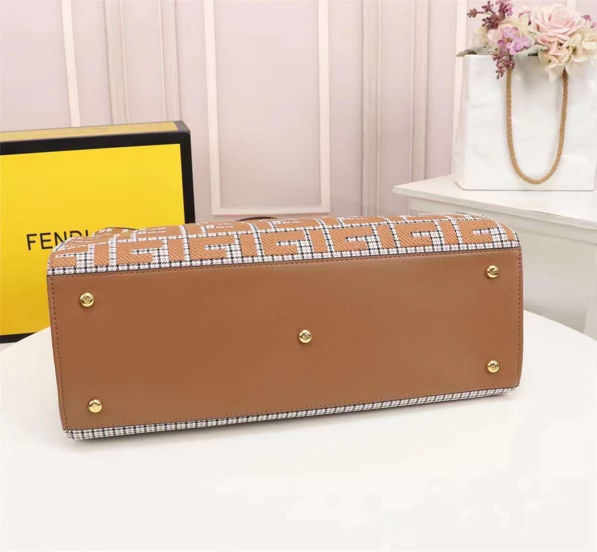 FENDI PEEKABOO X-TOTE BAG 40cm เกรดเทพออริจินอล FENDI MONOGRAM SHOPPING BAG สวยมงลงมากค่ะ กระเป๋าสะพายข้างได้ ถือได้ ใบใหญ่ลายโมโนแกรม FF สวยมากทรงนี้ใช้เป็น everyday bag ได้ จุใจใส่ของได้เยอะ ตัวกระเป๋าผลิตจากผ้าทออย่างดี อยู่ทรงสวย ภายในโล่ง สวยหรู ดูดี