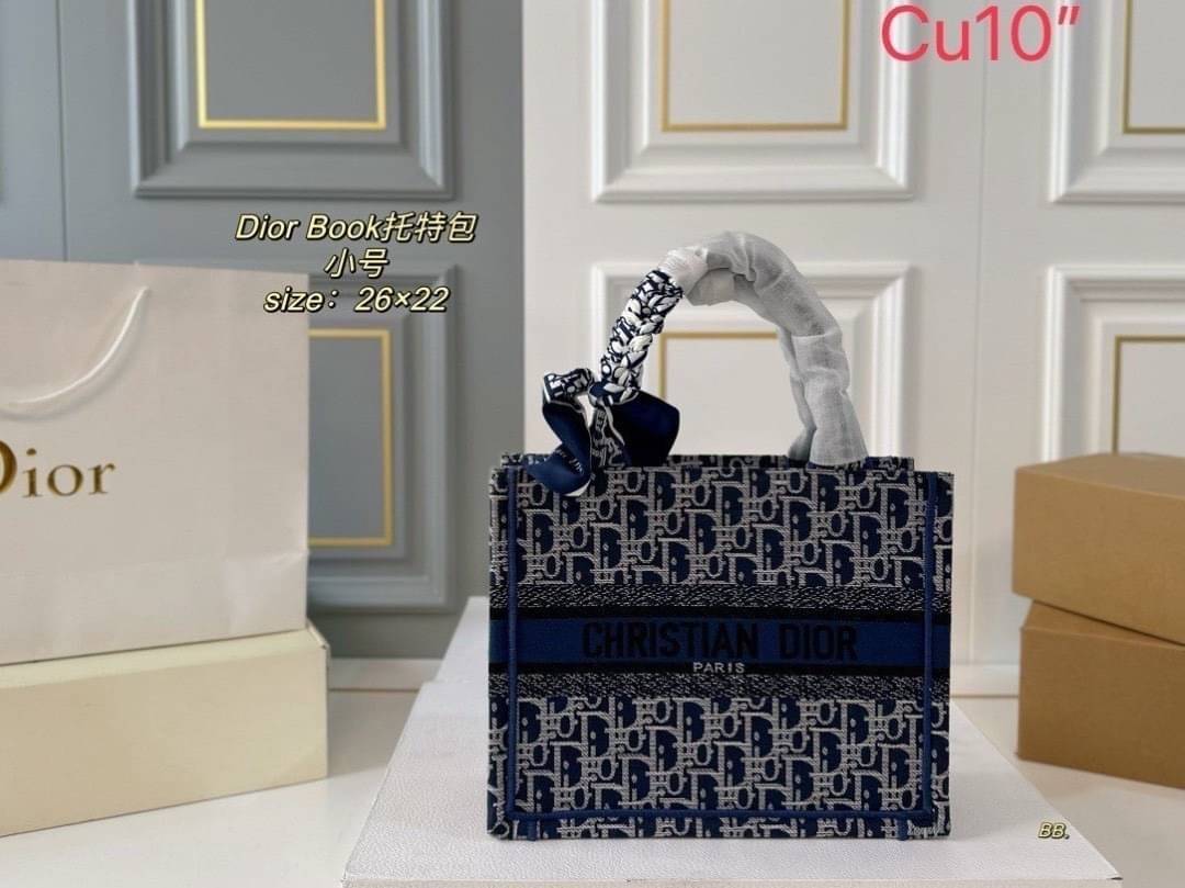DIOR Book Tote Oblique denim jacquard กระเป๋าทรงโท้ทรุ่นใหม่ งานเดนิม โทนสีเป็นเอกลักษณ์ได้อย่างลงตัว คมชัดสวยงามและหรูหราในตัว ใช้งานง่าย ด้านในกระเป๋ากว้างมาก จุของได้สบายๆ