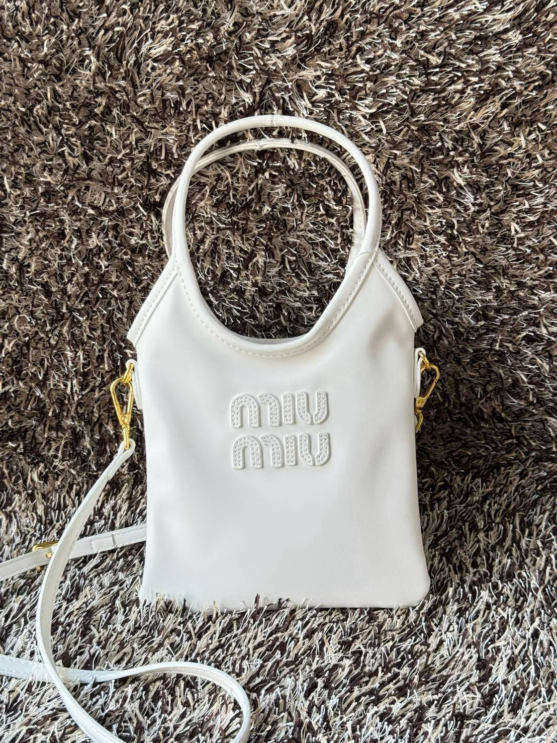 MIU MIU IVY leather handbag / Miu Miu ivy mini tote กระเป๋าสไตล์คลาสสิก มาในดีไซน์เรียบแต่โก้ ให้ลุคที่ดูเท่มั่นใจ สามารถถือและสะพายได้ จุดเด่น ที่โลโก้หนังตัวนูน ที่เสริมให้กระเป๋าดูแฟชั่นและทันสมัย