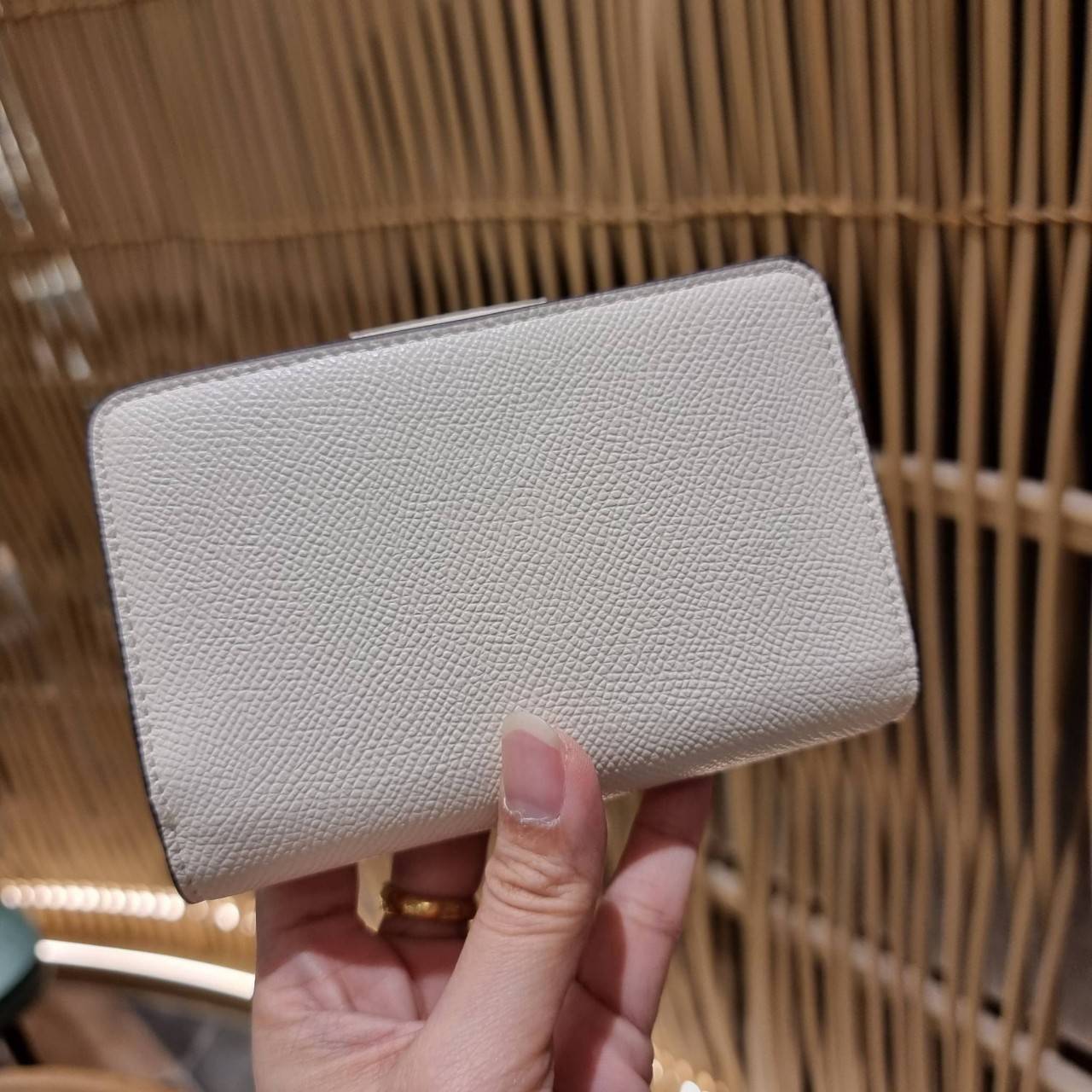 COACH 6390 MEDIUM CORNER ZIP WALLET เดอะเบสท์รุ่นที่สาวๆตามหา!! ดีไซน์ใหม่ สวยสะกด!! กระเป๋าสตางค์ใบกลาง สีคลาสสิค เรียบแต่แฝงความหรู บอกเลยว่ามันละมุนมาก!! ด้วยวัสดุหนัง crossgrain ที่ดูแลรักษาง่าย และยังดูผู้ดี ถือใช้แล้วขับผิวทุกสี ภายในมีช่องใส่บัตรแล