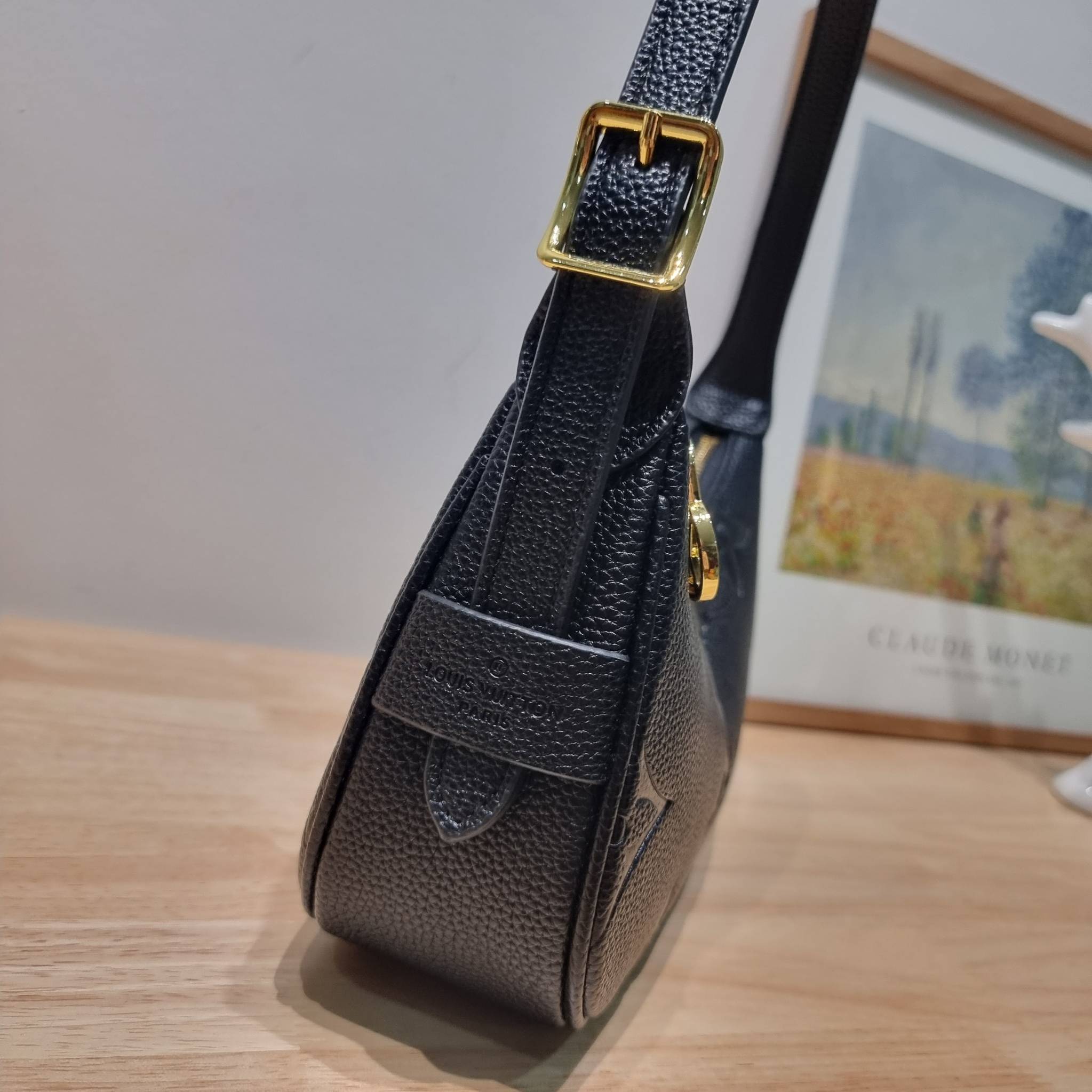 LV Mini Moon Monogram Empreinte Leather ใหม่ล่าสุด สวยสับ สวยตัวแม่ ไอเท็มเก๋ๆ ใบเดียวก็เลิศ กับกระเป๋าสะพายทรงพอช ขนาดกำลังน่ารัก พกพาง่าย รูดใช้งานสะดวกด้วยซิป ภายในเป็นช่องโล่ง มีช่องซิป ส่วนสายสะพายปรับสั้นยาวได้ตามเหมาะสม ดูดี ดูแพงทุกสี