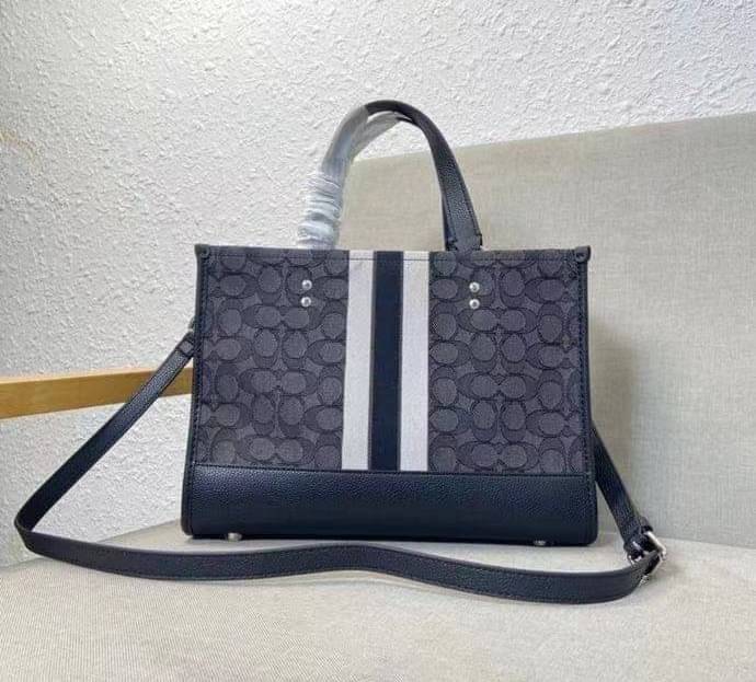 พร้อมส่ง 4ลาย 🌈ไม่มีในช๊อปไทยจร้าา😘 COACH DEMPSEY CARRYALL IN SIGNATURE JACQUARD WITH STRIPE AND COACH PATCH (C2826,C1527,C4113) พร้อมส่งความสวย! คุณภาพจัดเต็มค่ะ กระเป๋าทรงTote วัสดุ Jackquard+หนังแท้ ได้ลงตัวสวยงาม ด้านหน้ามีโลโก้แบรนด์ว