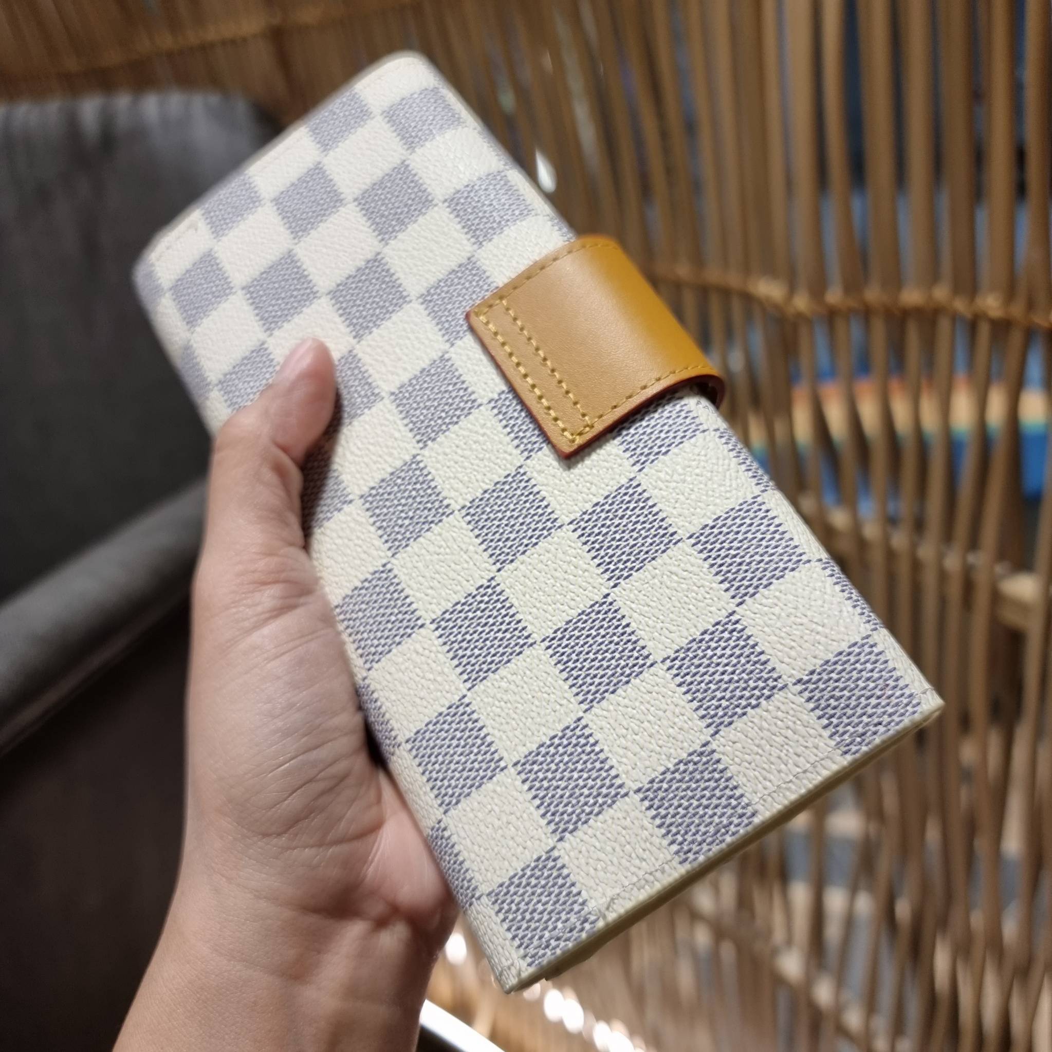 VIP 】ได้เวลาเปลี่ยนกระเป๋าสตางค์รับทรัพย์กันแล้ว!! LV vip wallet กระเป๋าสตางค์พรีเมี่ยมกิ๊ฟ เป็นไอเท็มหายาก ที่สาวๆต้องว้าว!! ใบยาวขนาดกำลังเหมาะมือ ถือแล้วขับผิวทุกสี วัสดุหนังแคนวาส ทนทาน เปิด-ปิดด้วยกระดุม ภายในมีช่องใส่บัตรเยอะมาก แบ่งสัดส่วนสวย ใส่ธน