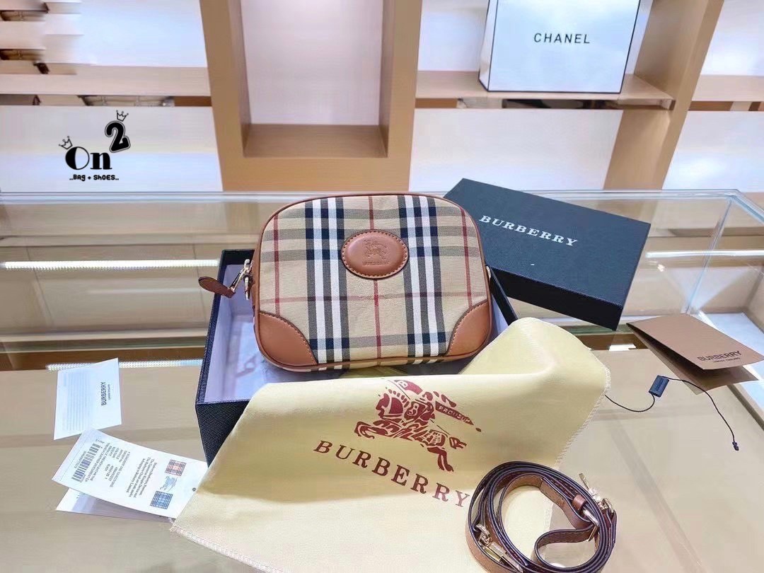 BURBERRY CROSSBODY VINTAGE BAG กระเป๋าสะพายทรง camera ซิปบน ลายซิกเนเจอร์แบรนด์ มาพร้อมสายสะพายยาวครอสบอดี้ งานสวยเป๊ะปั๊มทุกจุด สวยอยู่ทรง เปิดปิดด้วยซิปยาว ภายในมีช่องแบ่งเป็นสัดส่วน สามารถใส่มือถือ iphone เงิน ของจุกจิกได้ สายสะพายหนังยาวปรับระดับได้ อ
