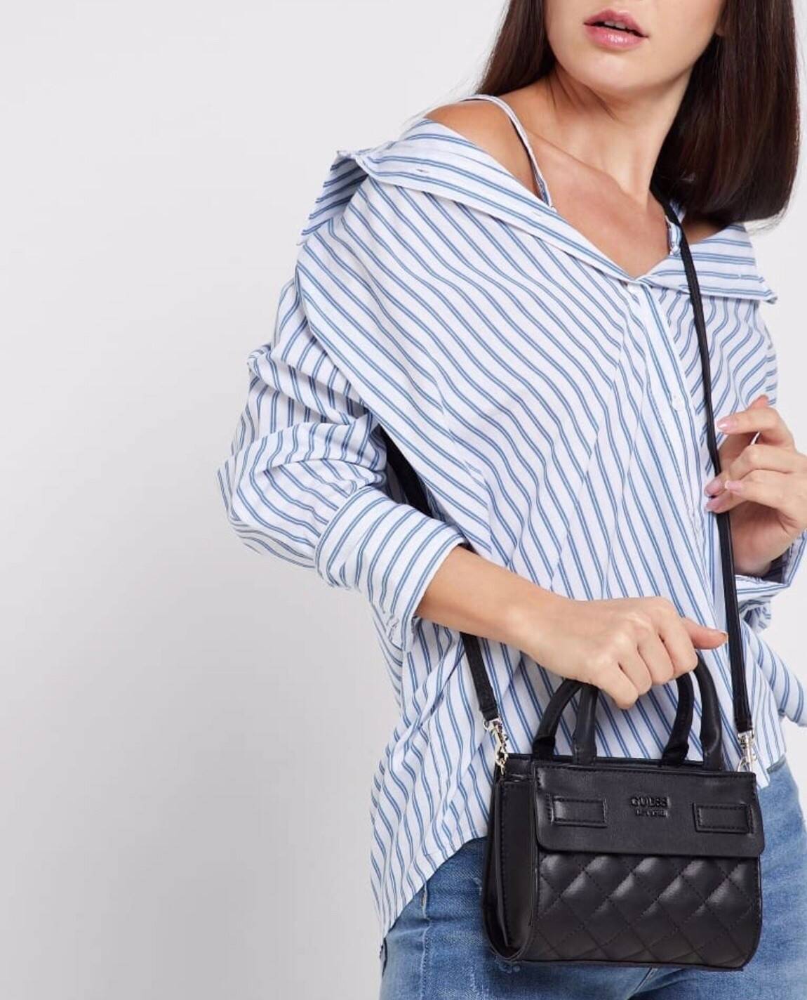 GUESS ELLIANA QUILTED MINI SATCHEL BAG กระเป๋าสะพายรุ่นยอดนิยม วัสดุ PU คุณภาพดี นิ่ม น้ำหนักเบาด้านหน้าประดับด้วยโลโก้แบรนด์สุดหรู เปิดปิดกระเป๋าด้วยซิปสะดวกใช้ ด้านในกว้างมีช่องซิปสำหรับใส่ของ ใส่มือถือได้ทุกรุ่น ซับในลายแบรนด์ สายสะพายหนังเลื่อนปรับระด