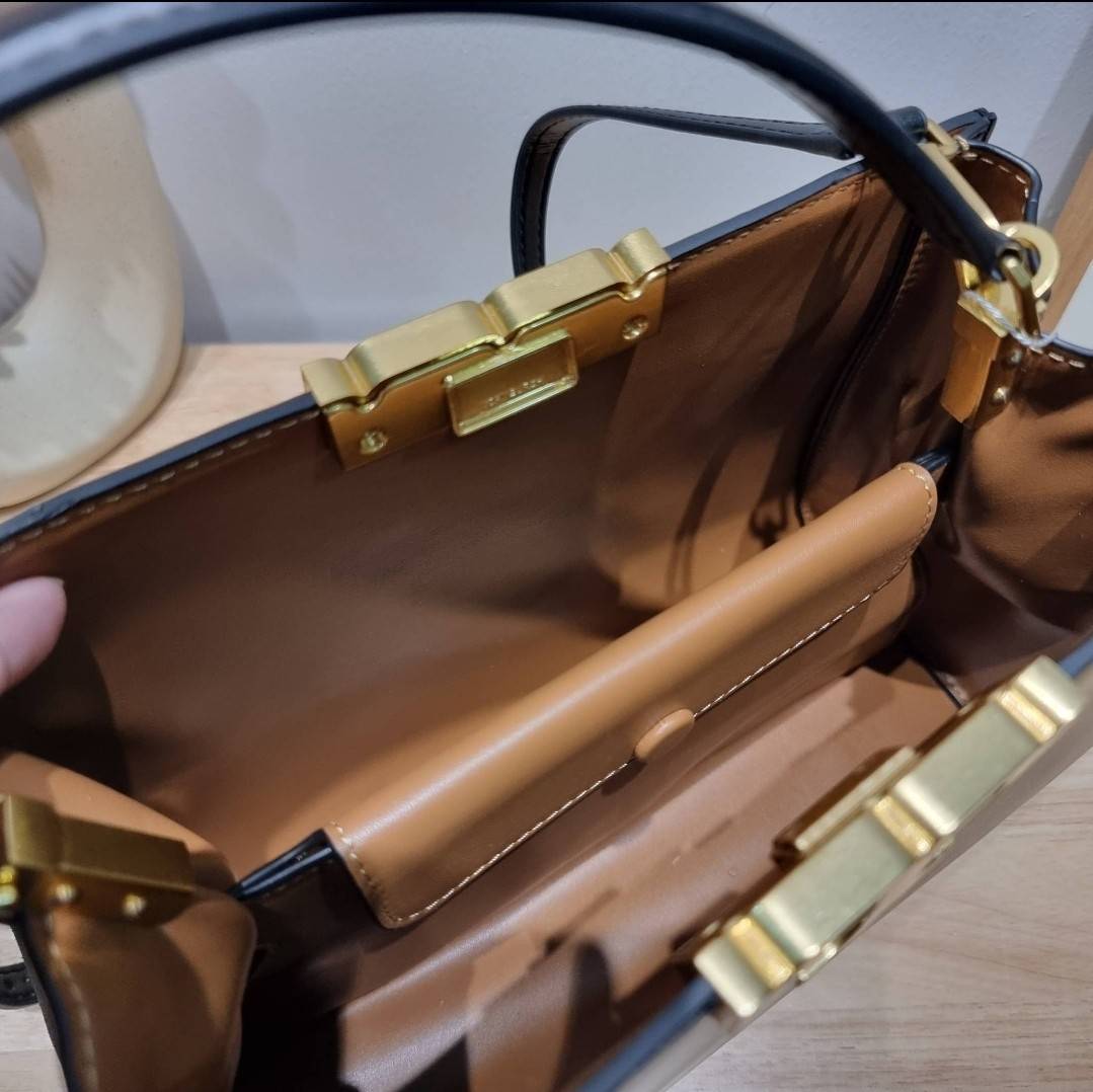 TORY BURCH ELEANOR SPAZZOLATO SATCHEL ใหม่และดูดีเกินต้าน กับกระเป๋าถือทรงสวย ใบใหญ่ ดีไซน์ผู้ดีเรียบหรู ถือขับผิวไปเลยทุกสี สวยคม มาพร้อมหูจับในตัว