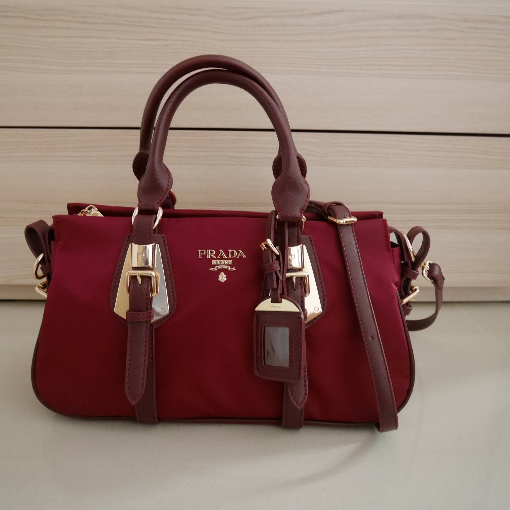 รุ่นขายดีที่สุด 💕 **ถือแล้วหรูมาก กระเป๋าสะพายทรง Handbag จากงานพรีเมี่ยมกิ้ฟ แบรนด์ PRADA ของแท้100% เป็นกระเป๋าผ้า Nylon สลับหนัง PU จุของได้เยอะ สะพายไหล่ได้ เปิดปิดด้วยซิป ถือก็สวยๆ มีสายยาวค่ะ ใช้แล้วสวยมากๆคุ้มเกินราคารับประกัน รีบช้อปก่อนหม