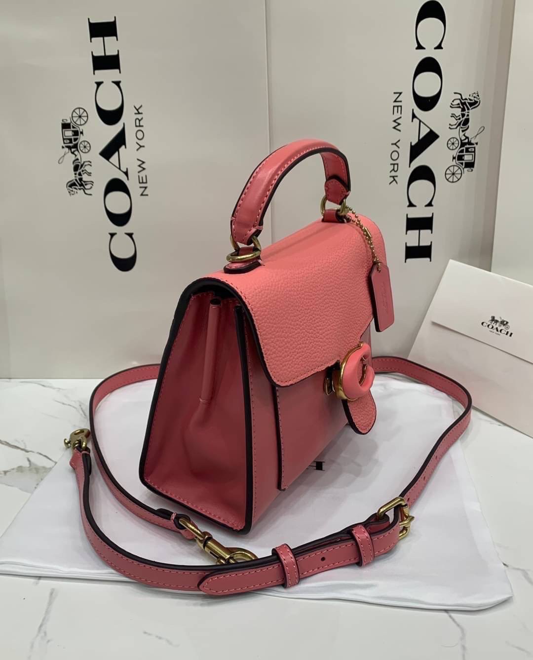 COACH TABBY TOP HANDLE 20 พร้อมส่งที่ไทยค่ะ! กระเป๋าหิ้ว//สะพายข้างได้ หนังแท้อย่างดี กหนึ่งใบทำหนังสองลายได้อย่างสวยงาม พร้อมโลโก้รุ่นใหม่ล่าสุดดูดีมากๆค่ะ เปิดปิดกระเป๋าแบบกดล็อค ภายในมีช่องหลักสองช่อง ใส่มือถือได้ทุกรุ่น;กระเป๋าเงินใบกลางได้;ของจำเป็นจ