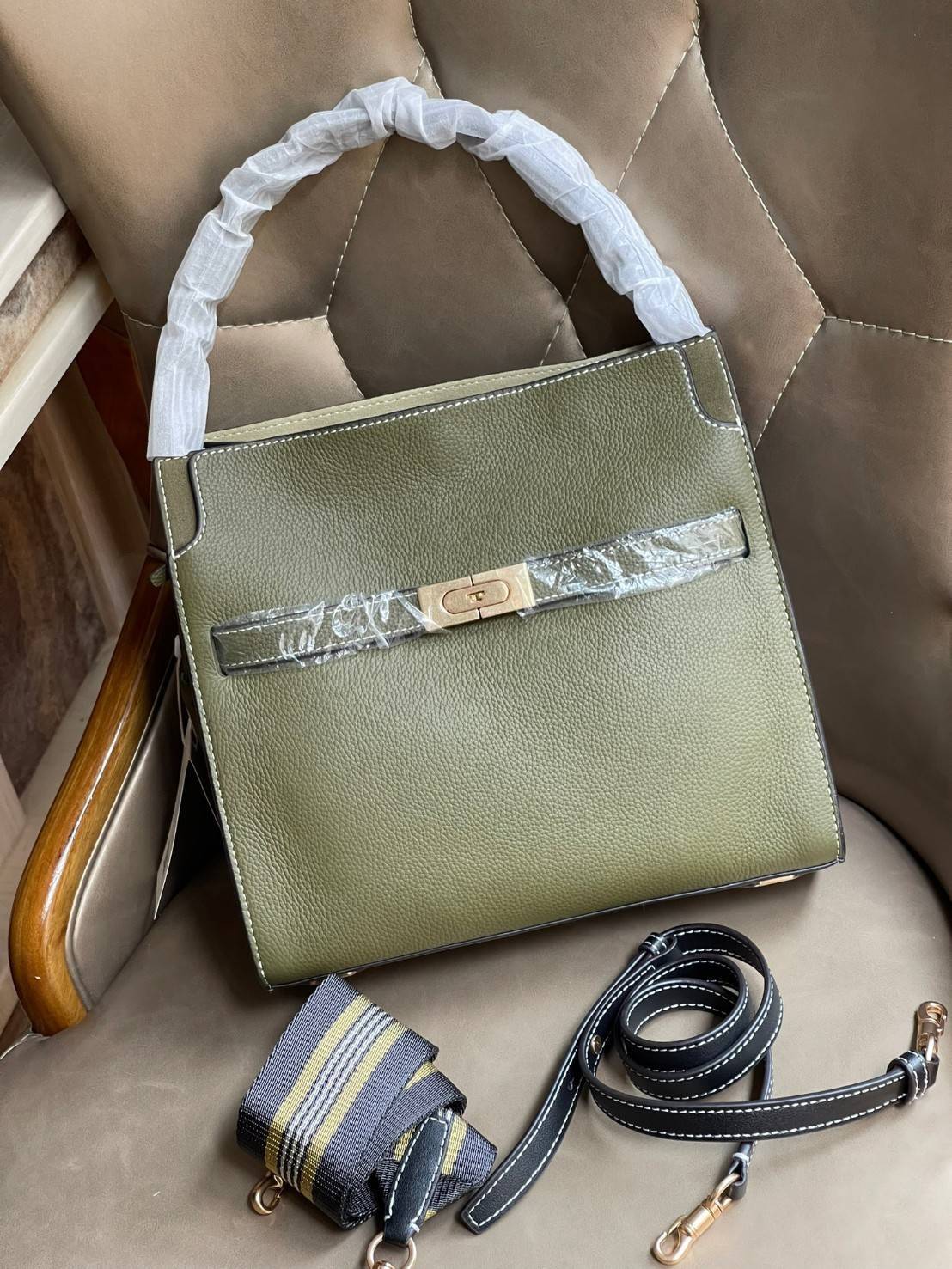 Tory burch lee radziwill pebbled small double bag กระเป๋า Lee Radziwill Double Bag สุดหรู ที่คำนึงถึงการเลเยอร์หนังและหนังกลับอย่างประณีตลงไปในงานดีไซน์ สามารถปรับปากกระเป๋าได้ 3 แบบตามต้องการ พร้อมนำเอาความเป็น American Luxury มาตีความใหม่ผ่านแง่มุมของคว