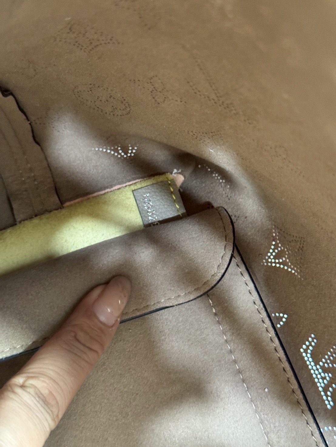 ORI หนังแท้ | LV Boundless Bag กระเป๋าสะพายทรงโท้ทใบใหญ่ ฉลุลายโมโนแกรมเต็มใบ สวยสุดคลาสสิก โทนสีเรียบง่ายใช้งานง่าย หรูหรามีระดับเหนือกาลเวลา