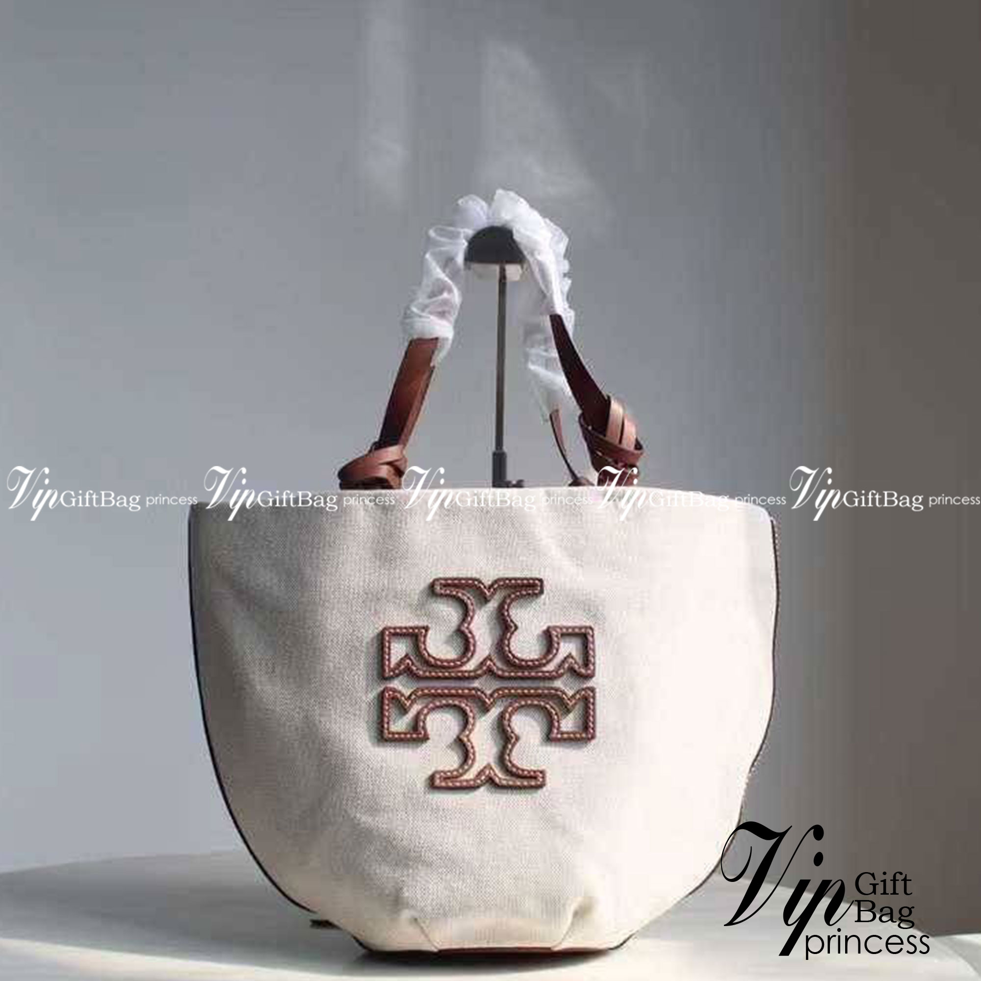 Tory Burch Small Canvas Round Tote กระเป๋าถือหรือสะพายไหล่ วัสดุผ้าcanvas รูปทรงโค้งมน ด้านในโล่ง มี1ช่องซิปและ1ช่องเล็ก น้ำหนักเบา จุของได้เยอะ มาใหม่ล่าสุดไม่ควรพลาดเลยค่า
