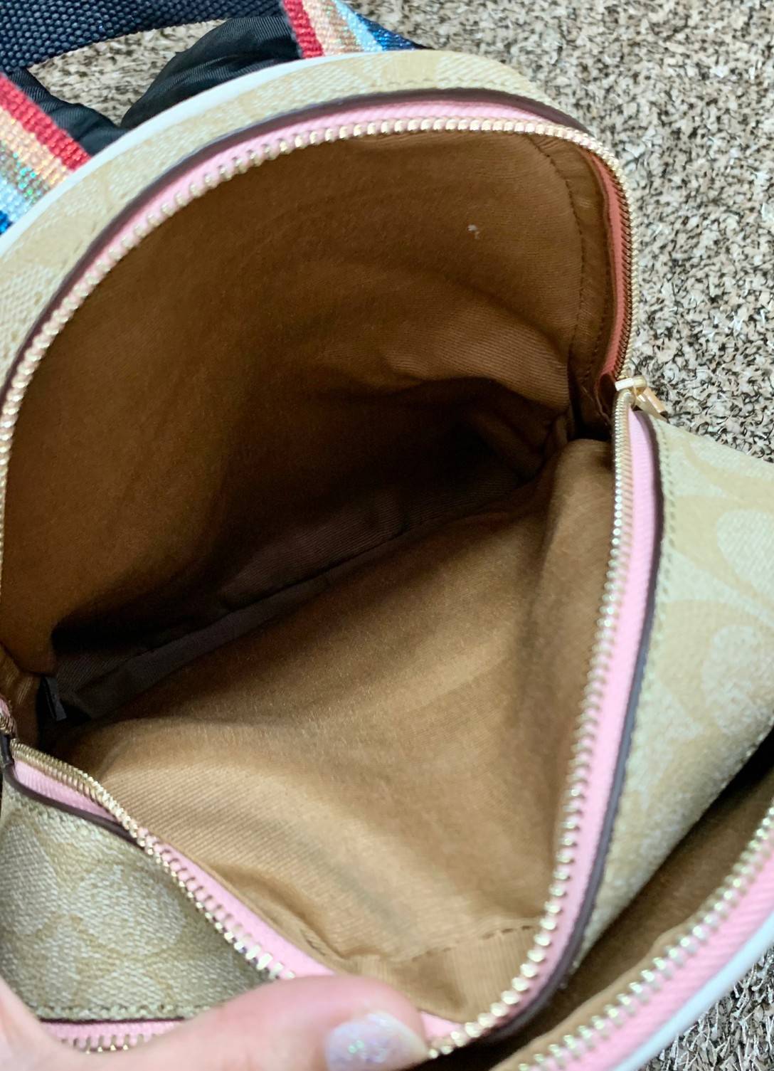 COACH MINI COURT BACKPACK IN SIGNATURE WITH PEAR ((c8258)) 🌈สวยกันก่อนใคร วางน้องไม่ลงเลยจริงๆค่าา😍 พร้อมส่ง! กับกระเป๋าสะพายหลังแบบมีหูหิ้วในตัว บอกก่อนเลยว่าหนังของน้องทั้งนิ่ม ทั้งสวย อย่างดีเลยค่ะ